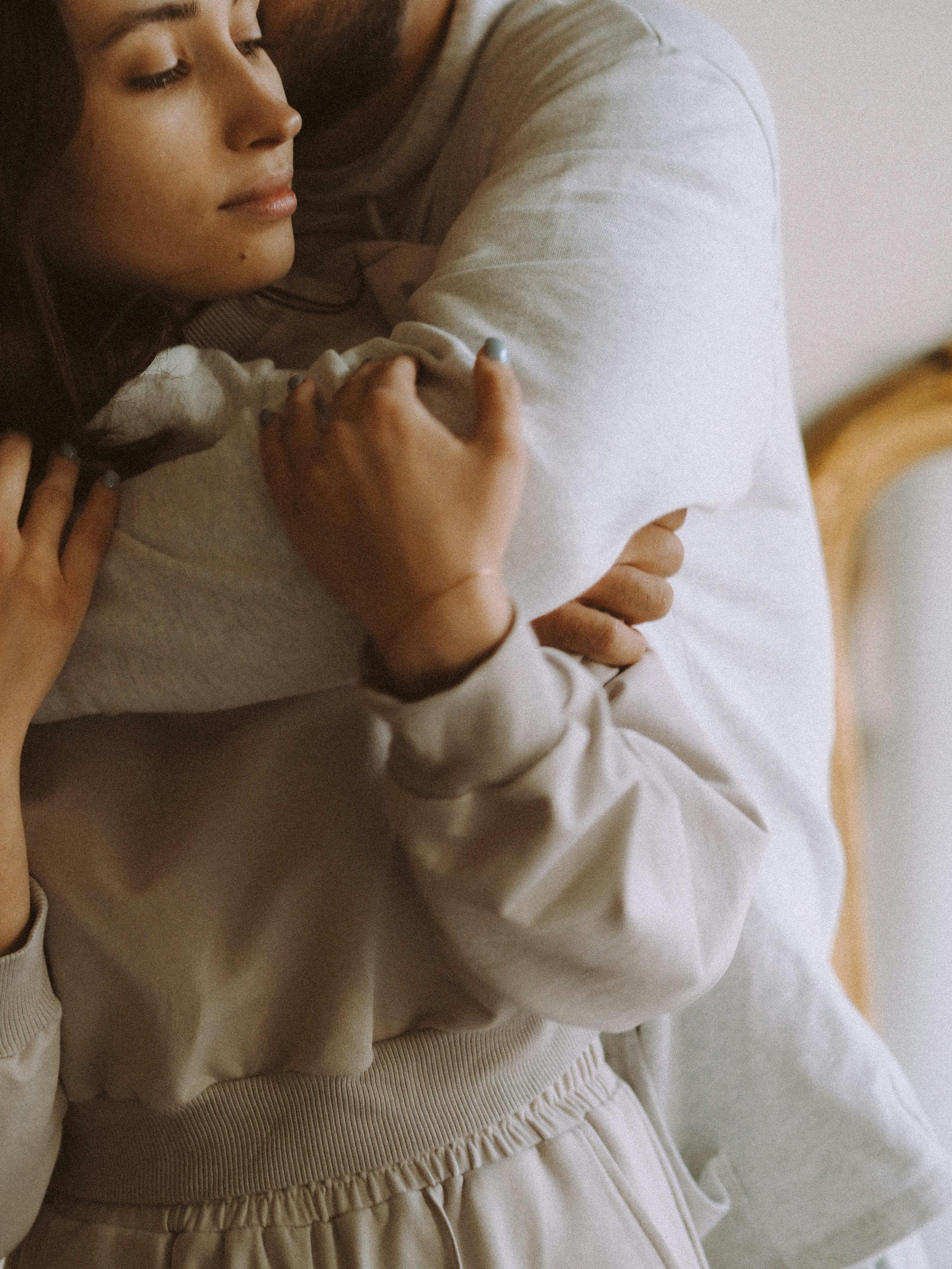 A couple embracing each other | Source: Pexels