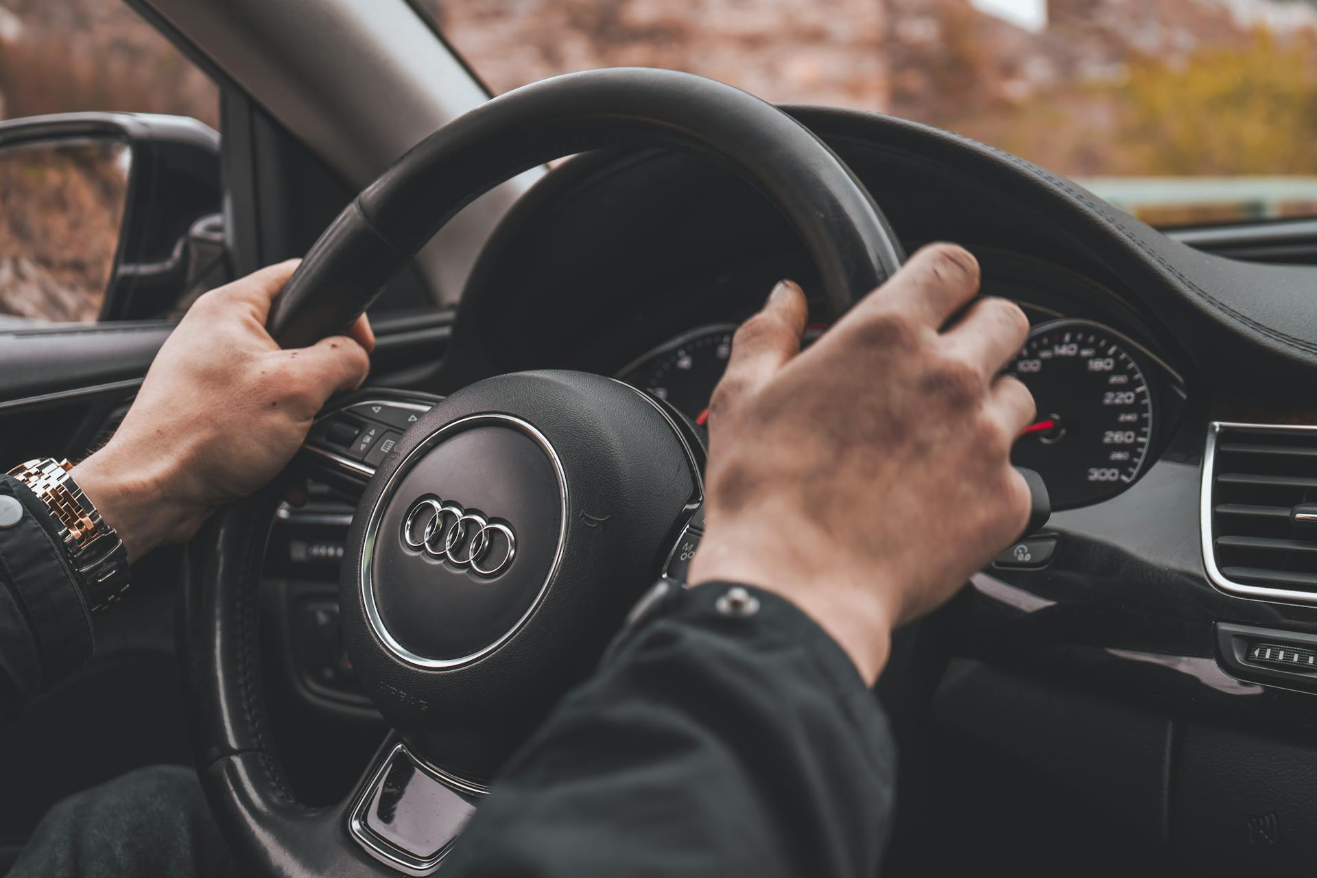 A man holding a steering wheel | Source: Pexels