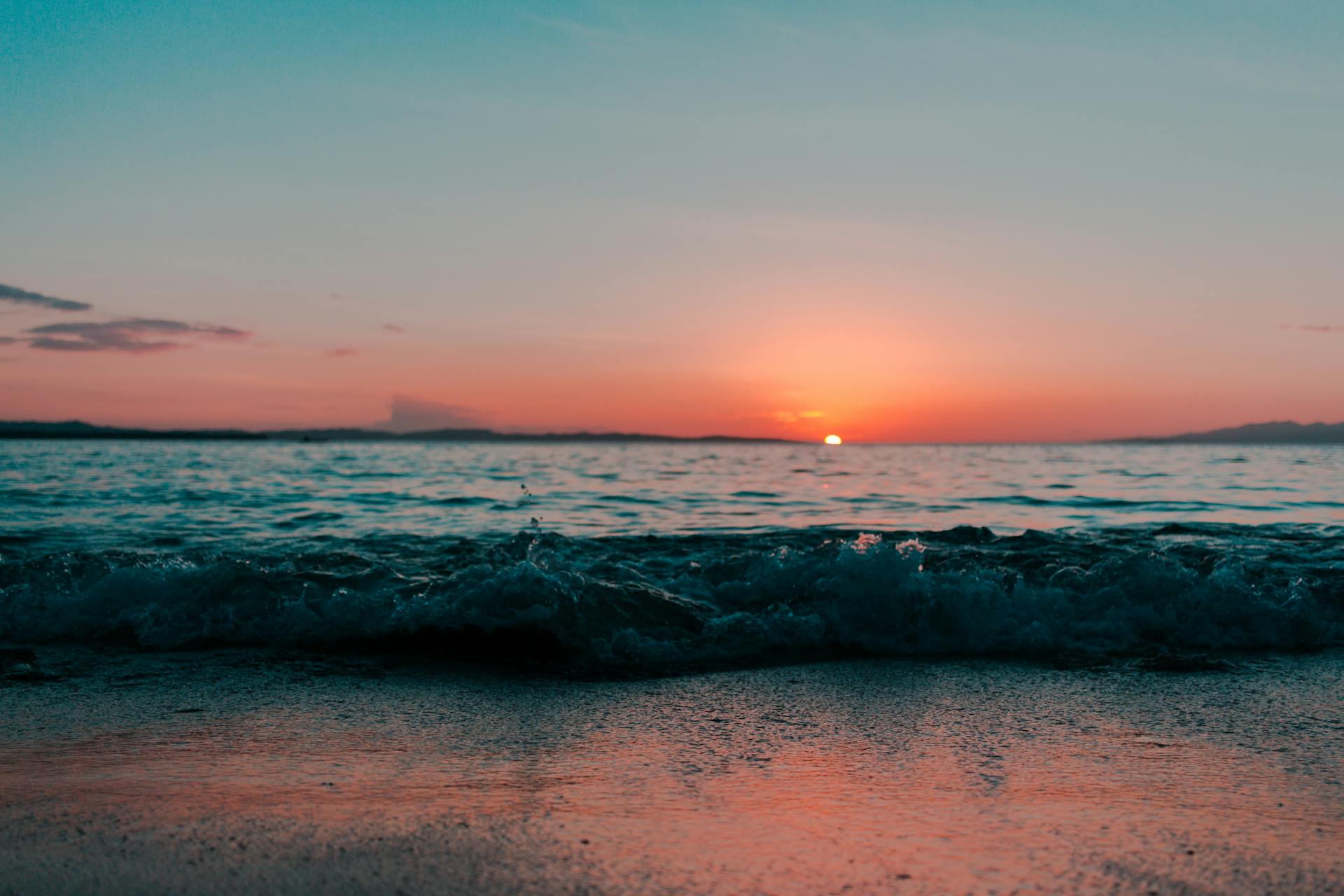 Waves on the shore at sunset time | Source: Pexels