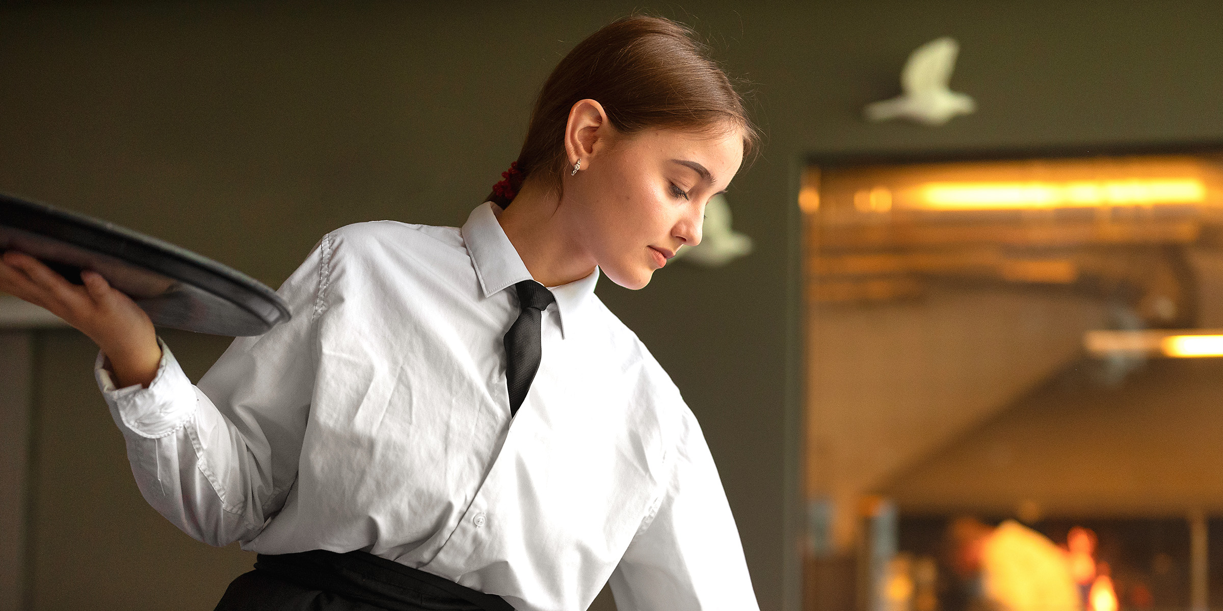 A waitress | Source: Freepik