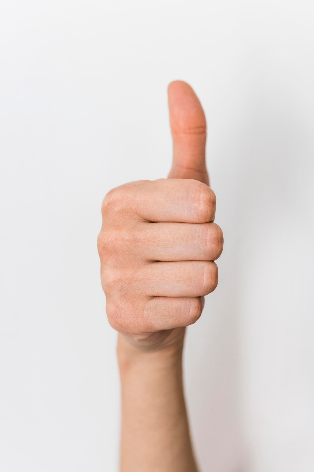 A person showing a thumbs up | Source: Freepik