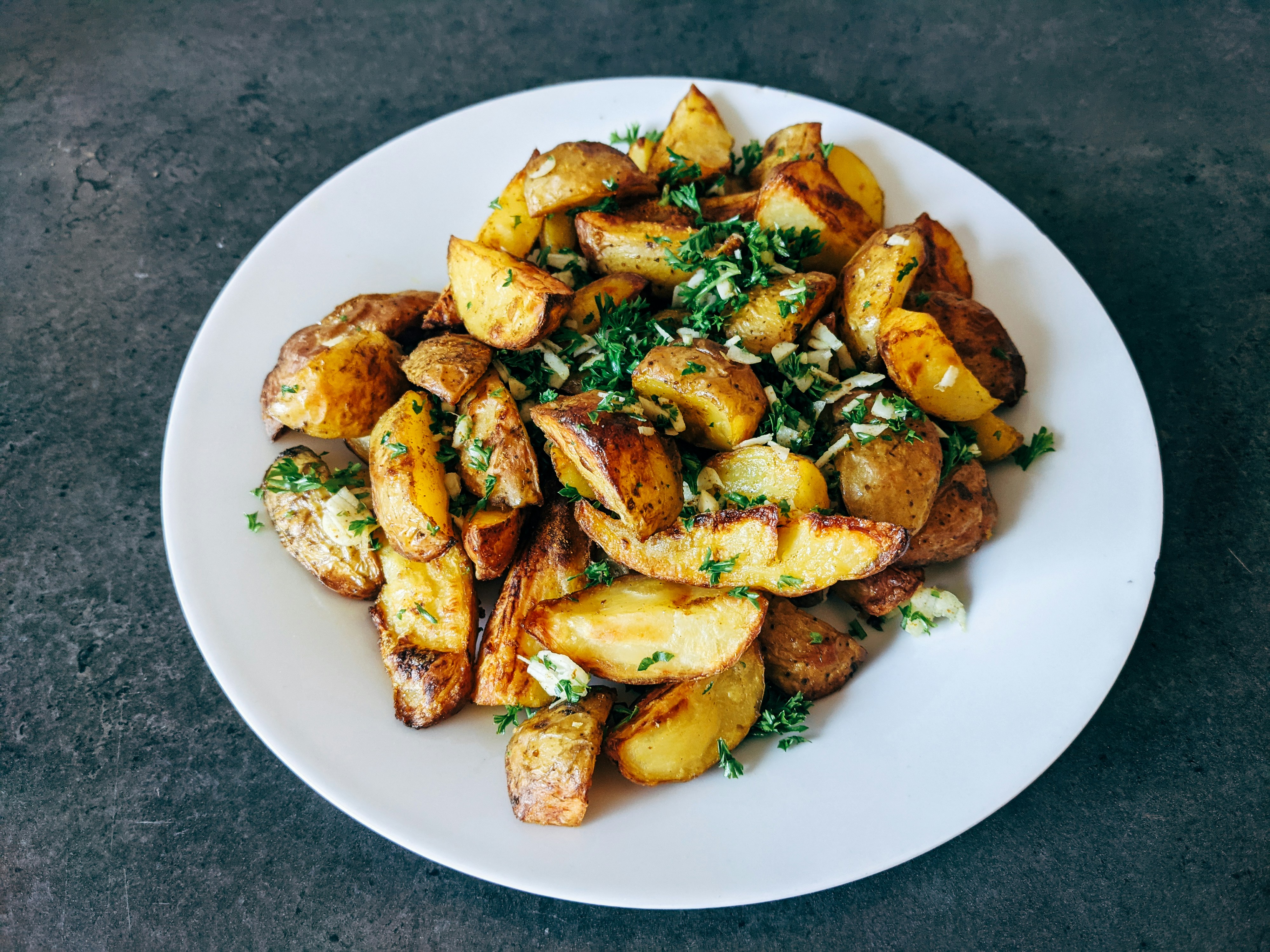 Um prato de batatas assadas | Fonte: Unsplash
