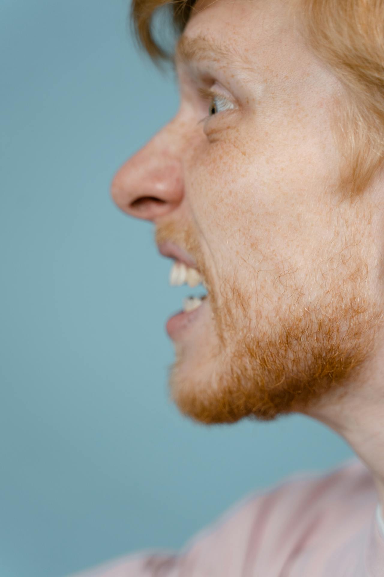 An annoyed man arguing | Source: Pexels