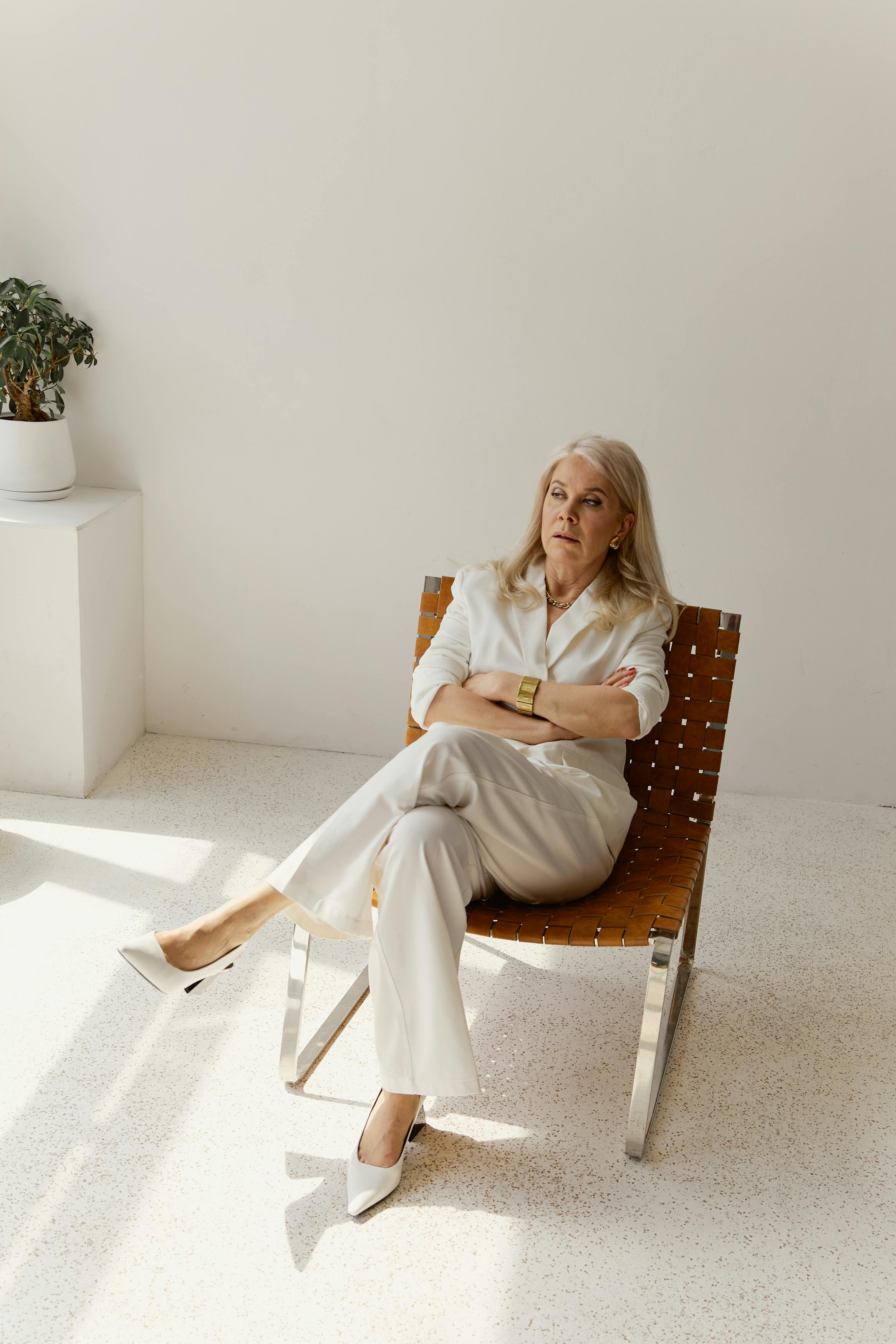 An older woman sitting in a living room | Source: Pexels
