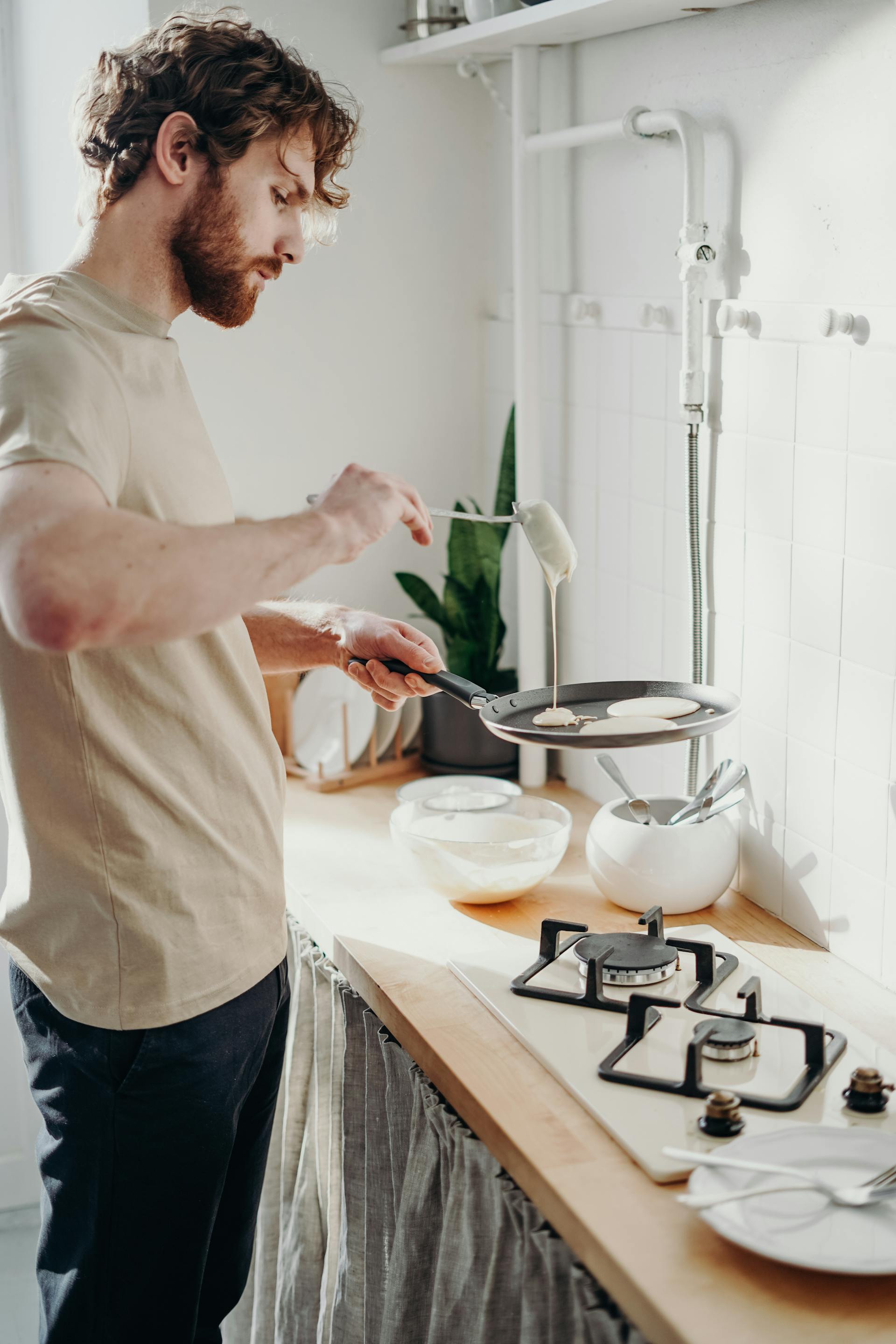 A man making pancakes in the kitchen | Source: Pexels