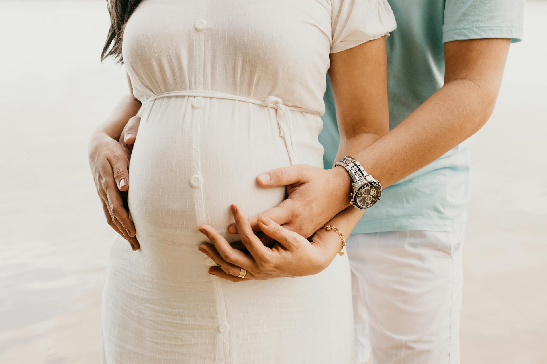 A man embracing his pregnant partner | Source: Pexels