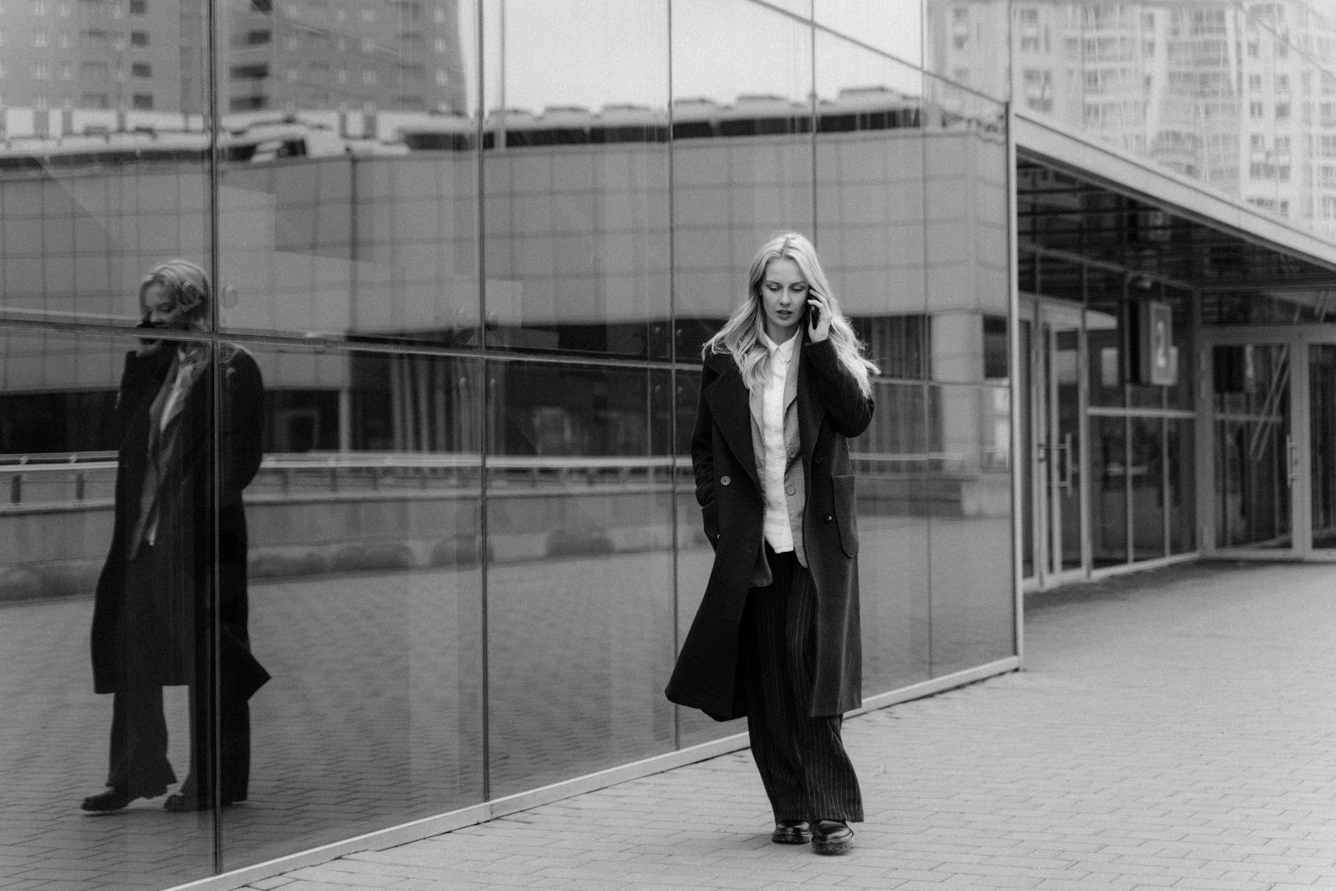 A distant shot of a woman talking on the phone | Source: Pexels