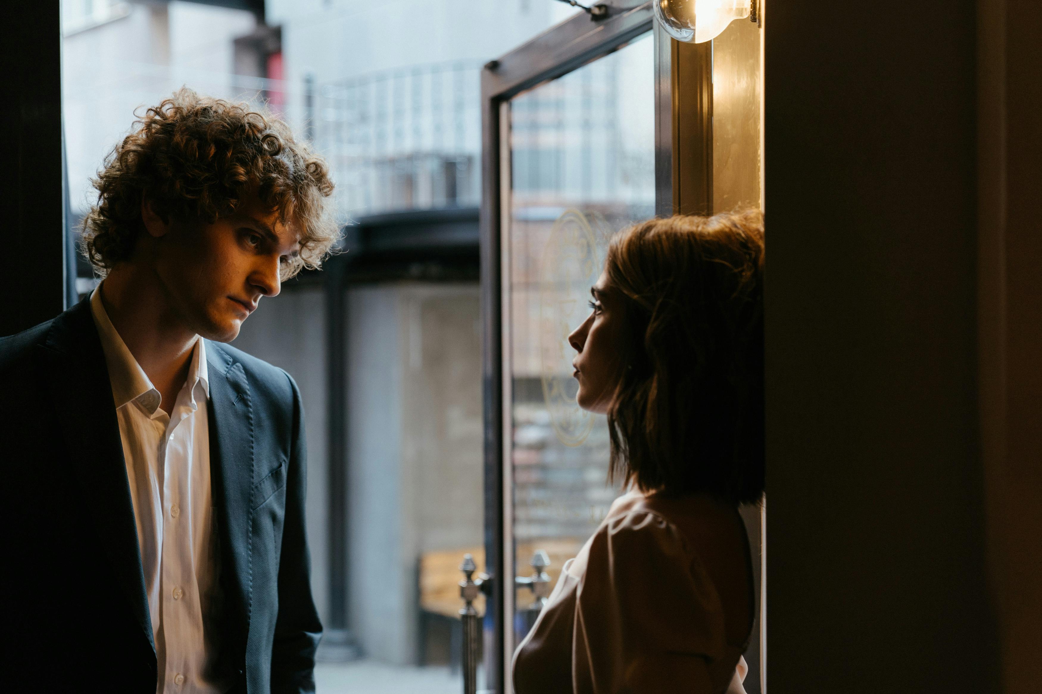 A man and a woman standing on the door | Source: Pexels