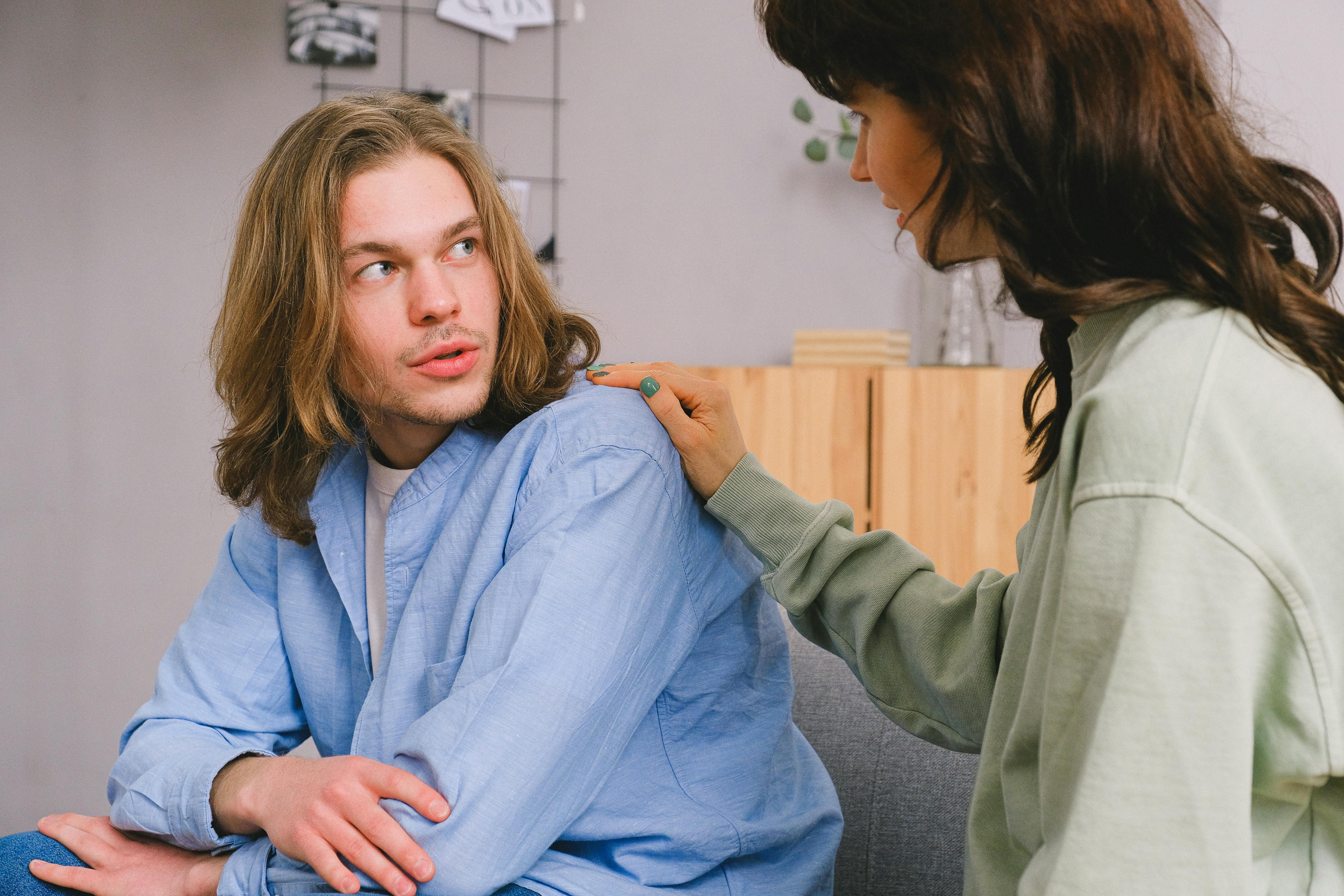 A woman comforting a man | Source: Pexels