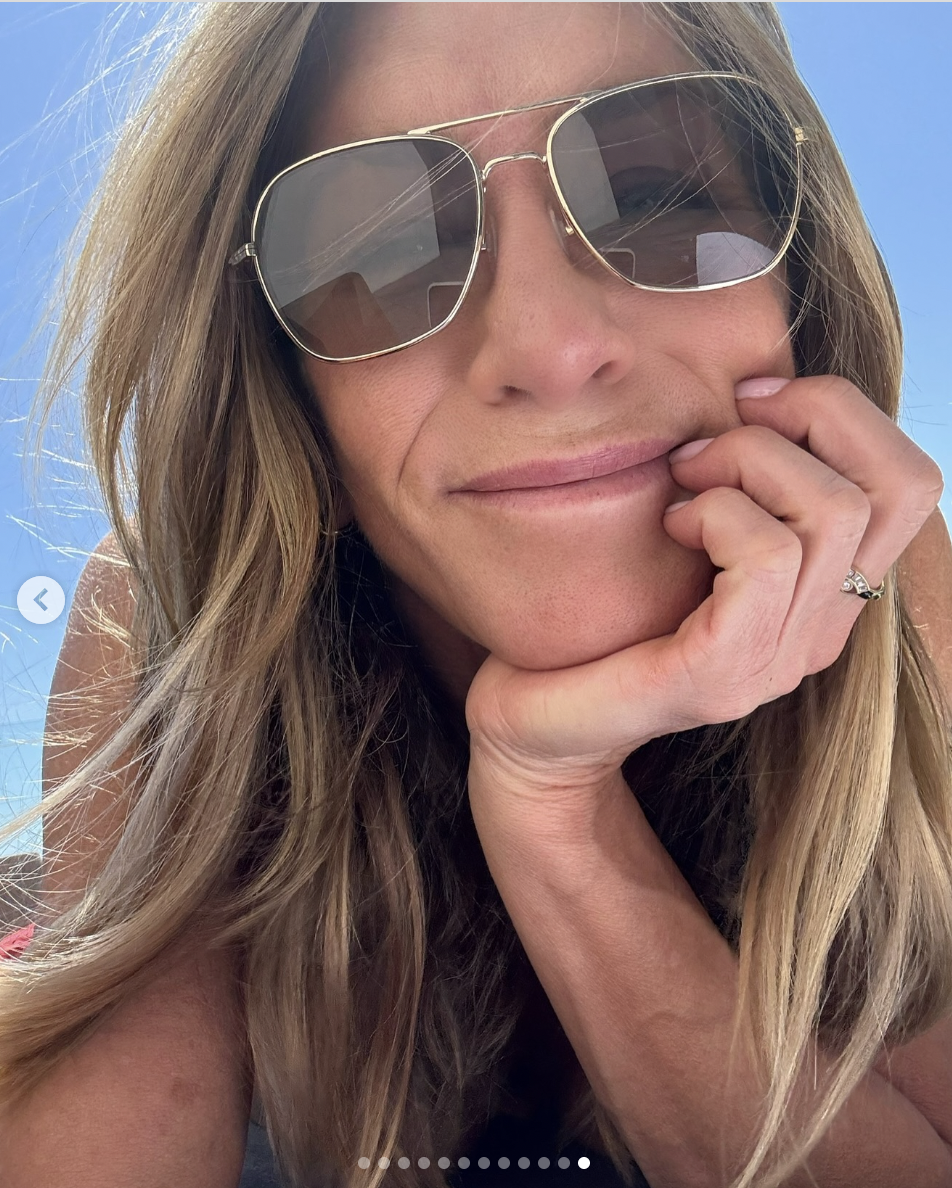 Jennifer Aniston smiles for a selfie while outdoors posted on May 25, 2025 | Source: Instagram/jenniferaniston