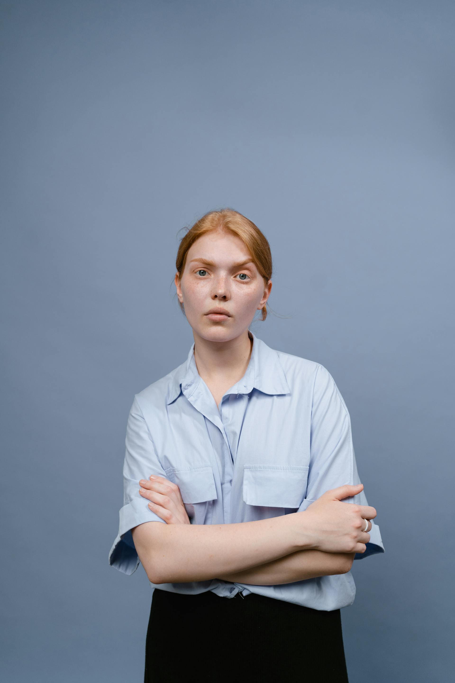 A woman standing with her arms crossed | Source: Pexels