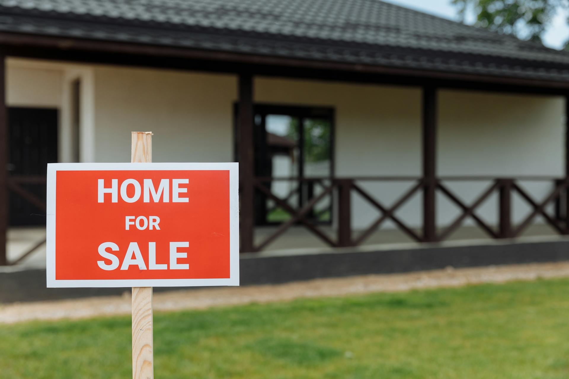 A For Sale sign outside a house | Source: Pexels