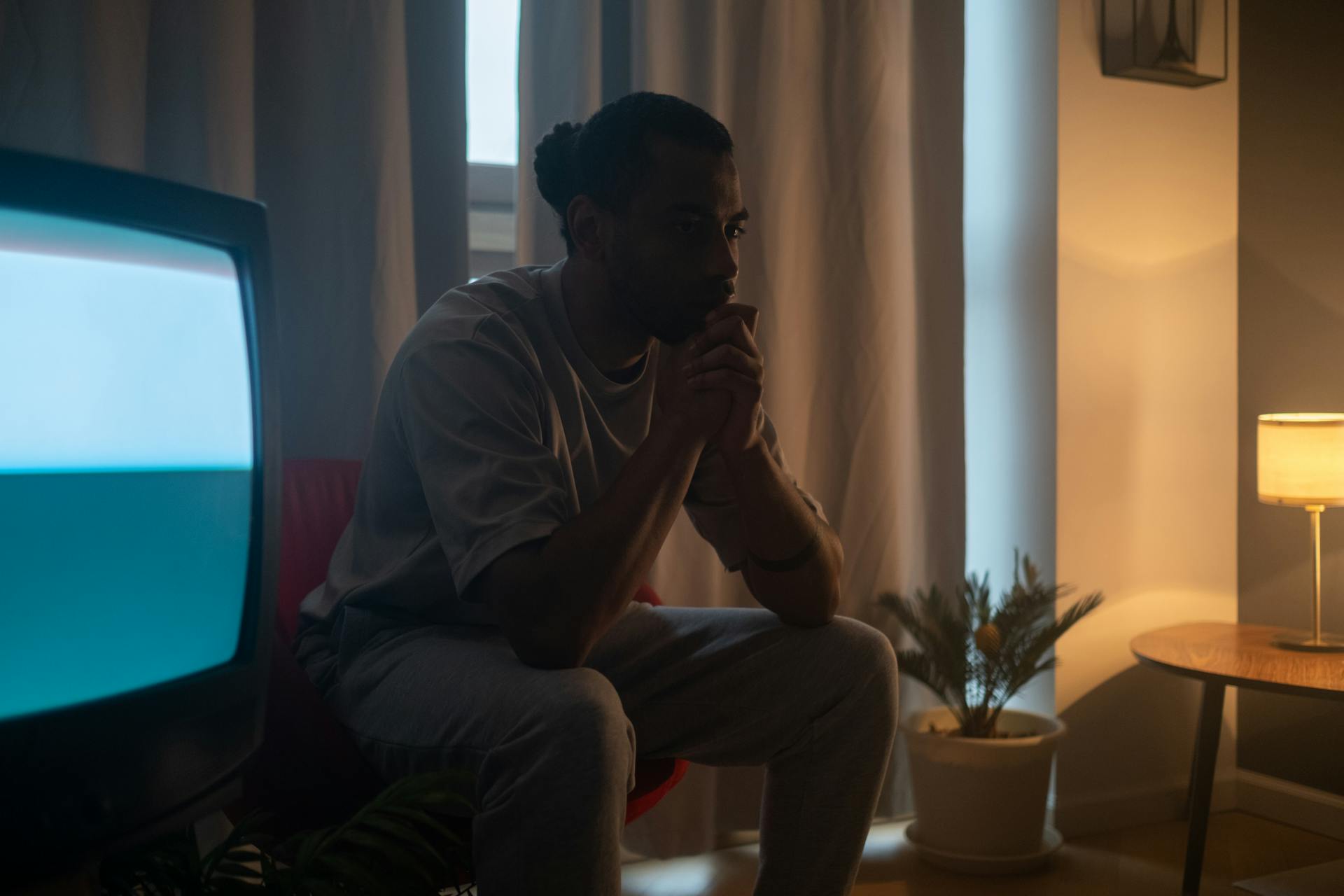 A man sitting in a living room | Source: Pexels