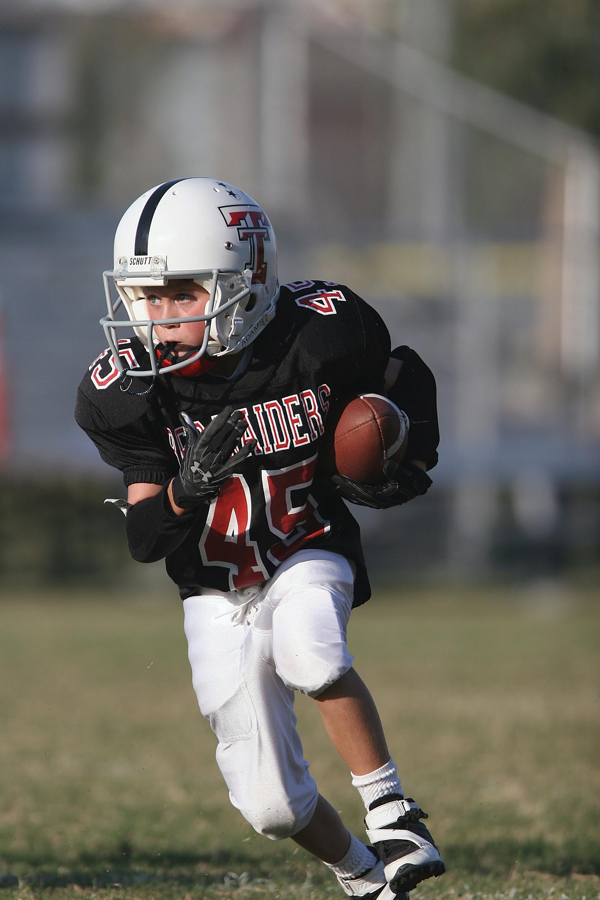A boy playing football | Source: Pexels