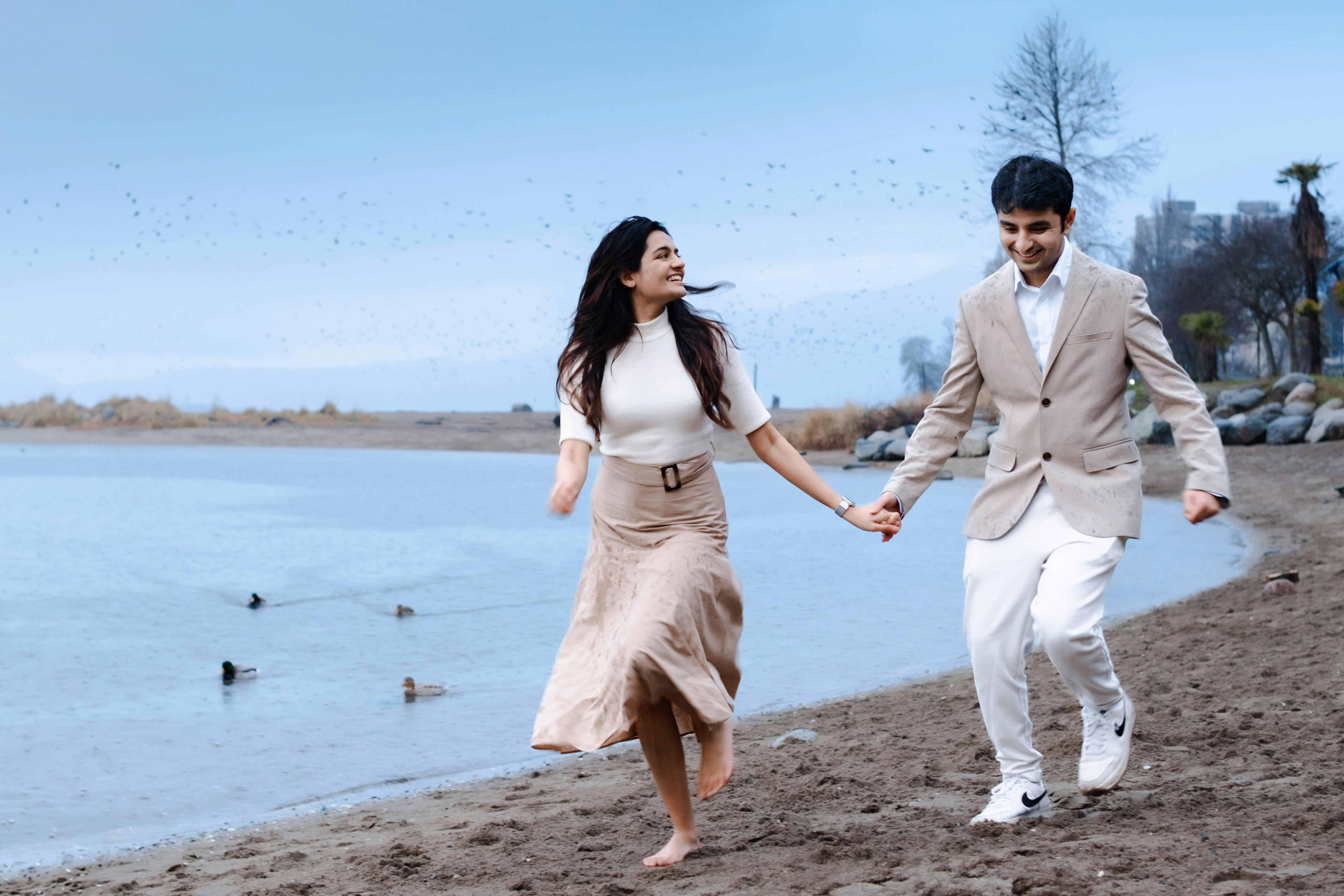 Couple enjoying a walk at the beach | Source: Pexels