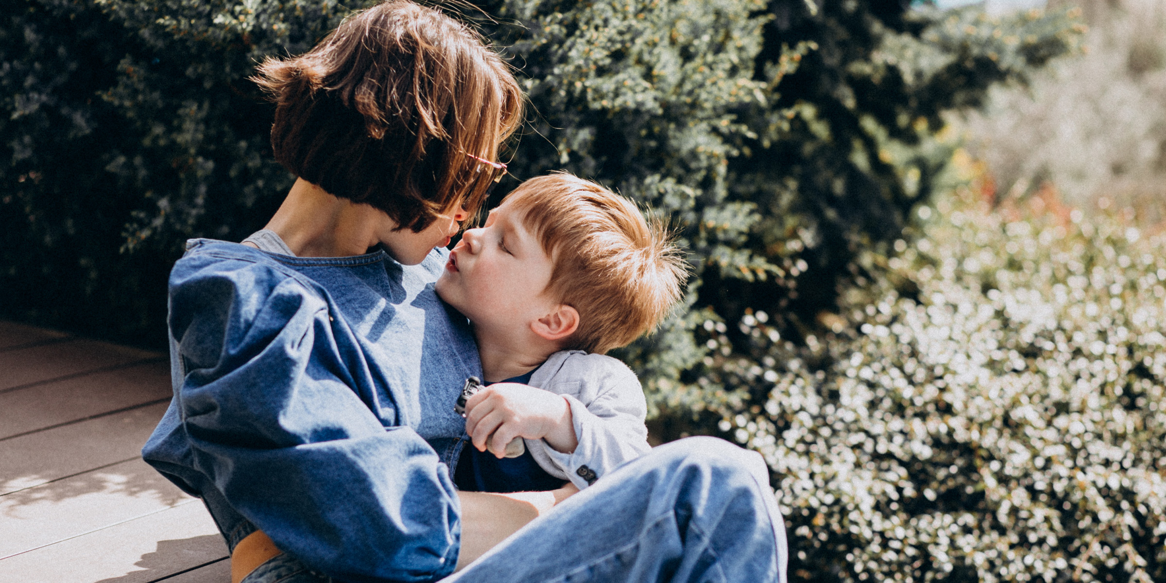 A woman with her son | Source: Freepik