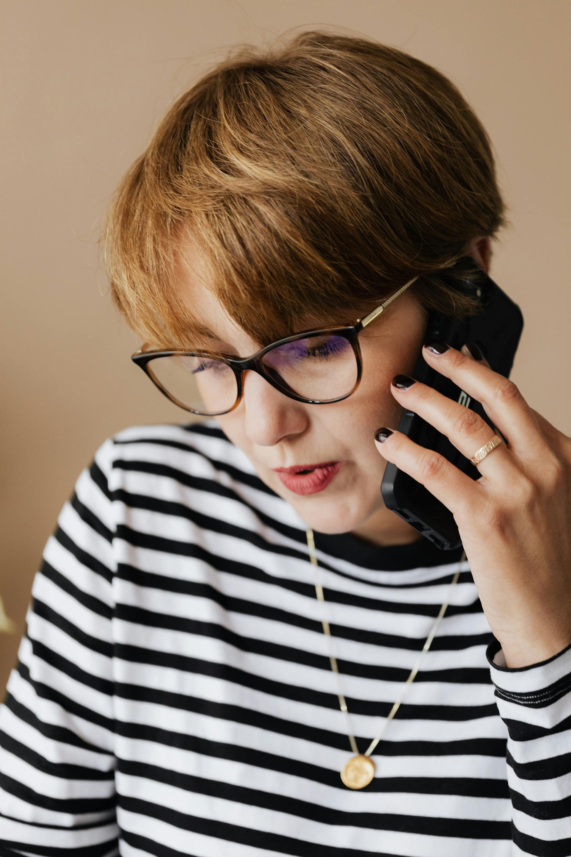 A woman speaking on her phone | Source: Pexels