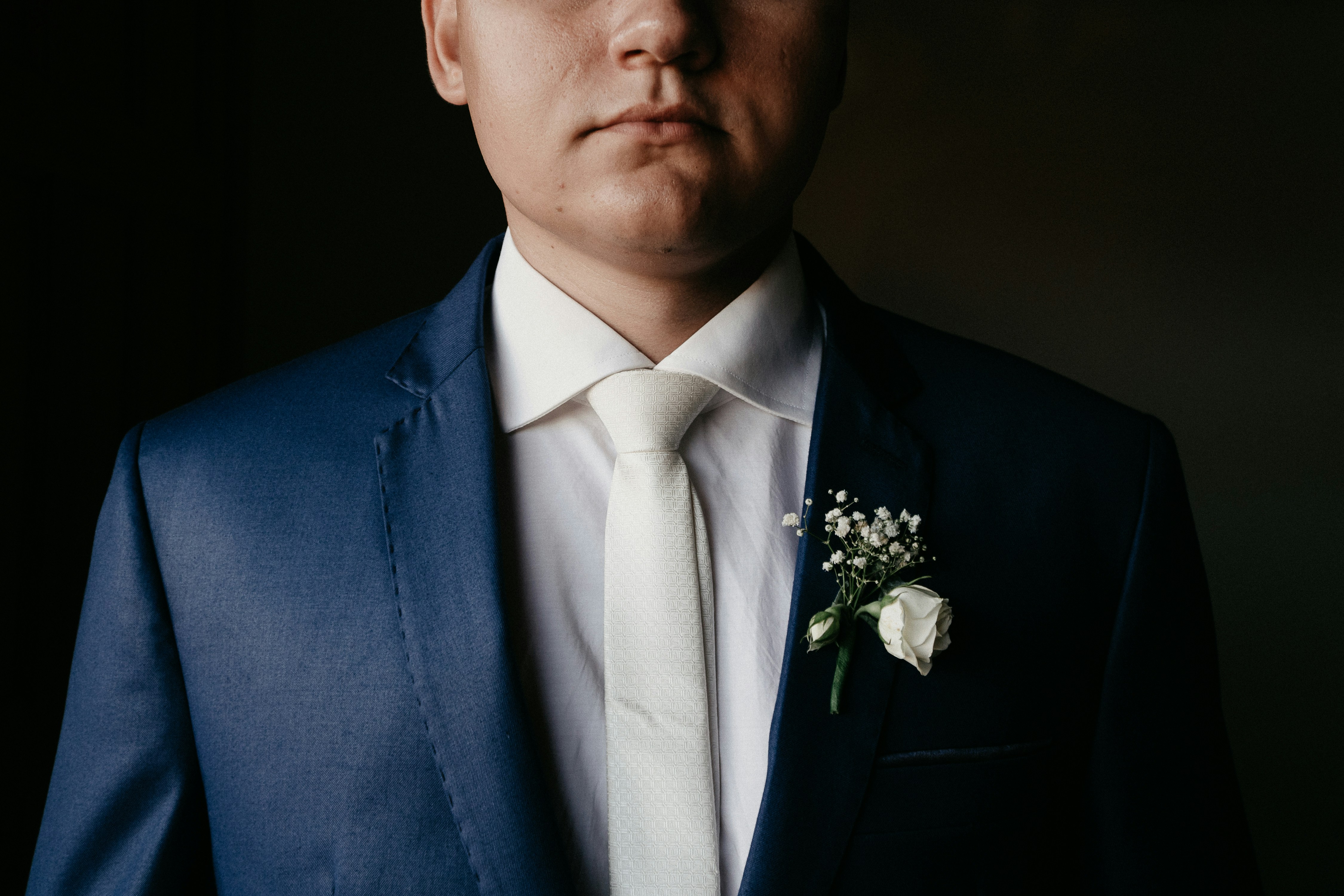 A man wearing a blue suit | Source: Unsplash