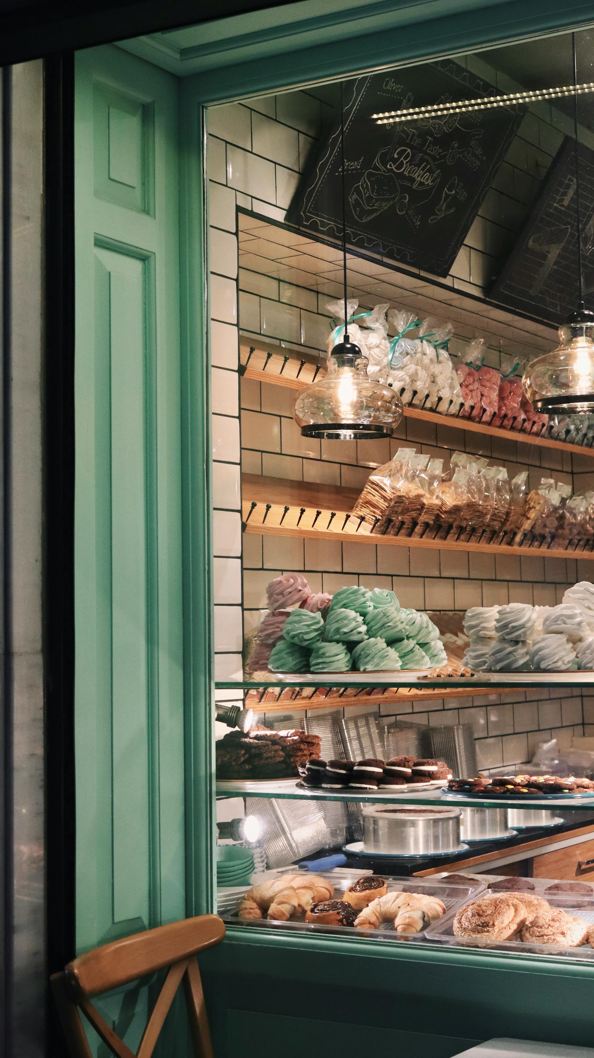 Food displayed behind a bakery window | Source: Pexels
