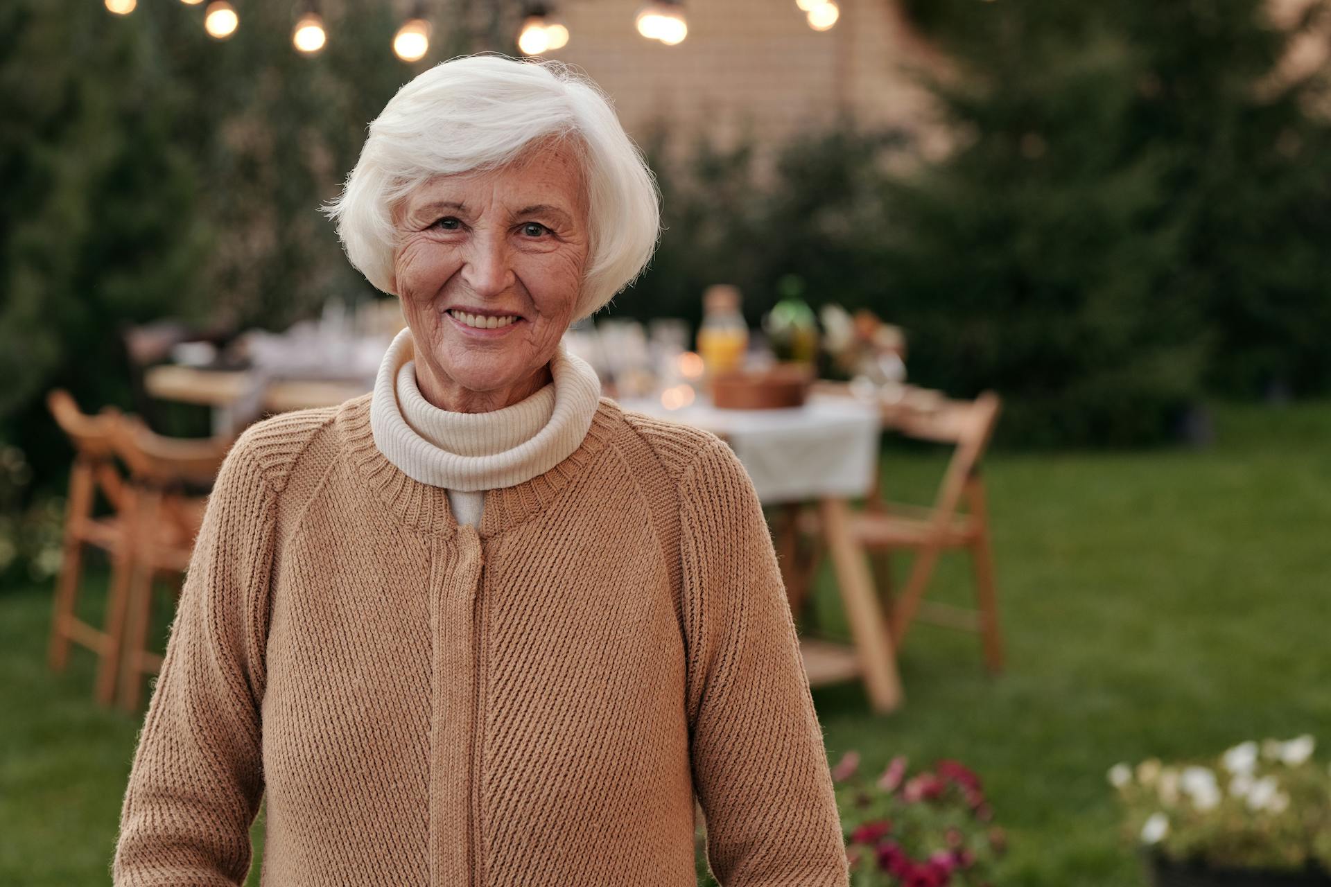 An older woman smiling | Source: Pexels