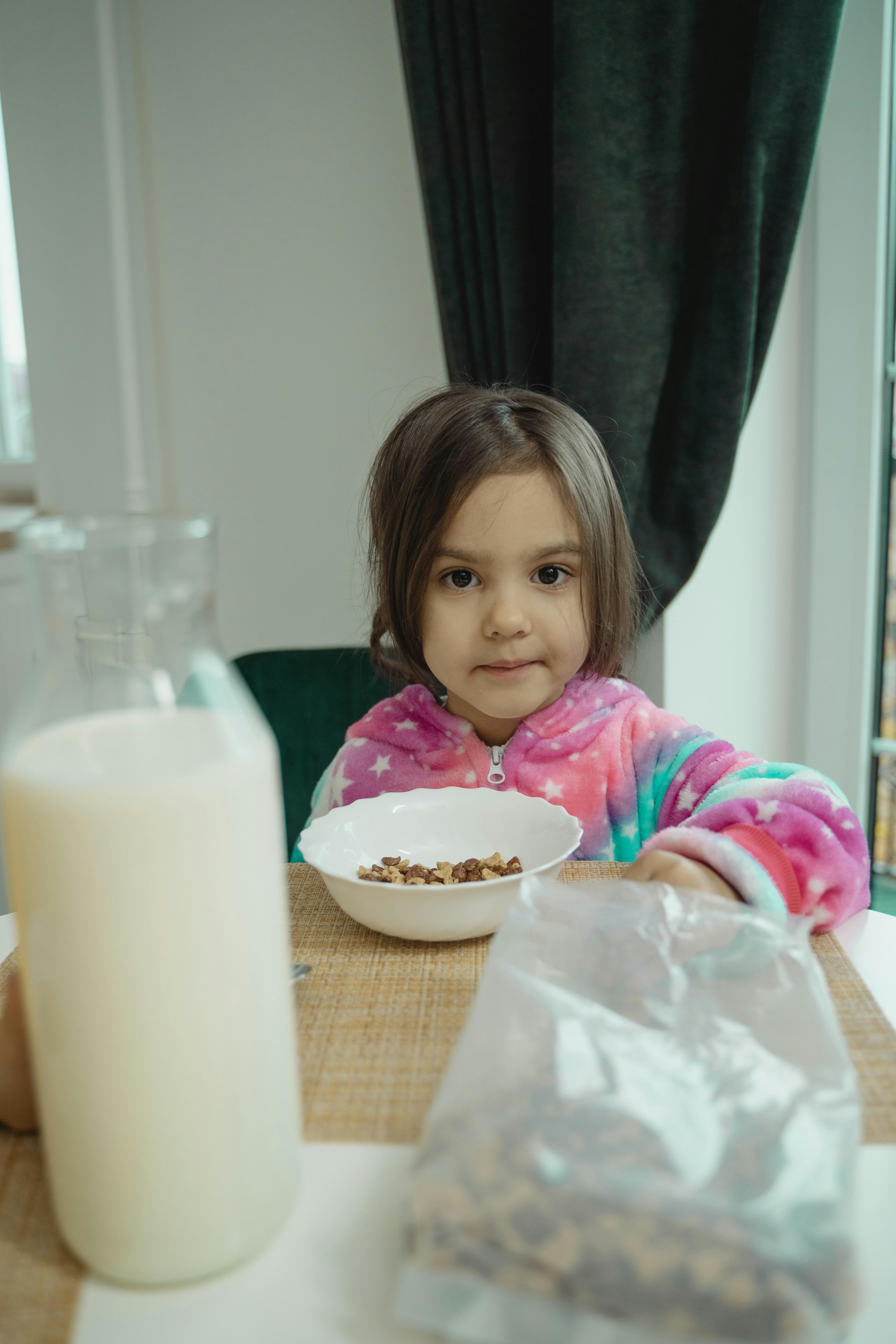 Little girl enjoying a bowl of cereals | Source: Pexels