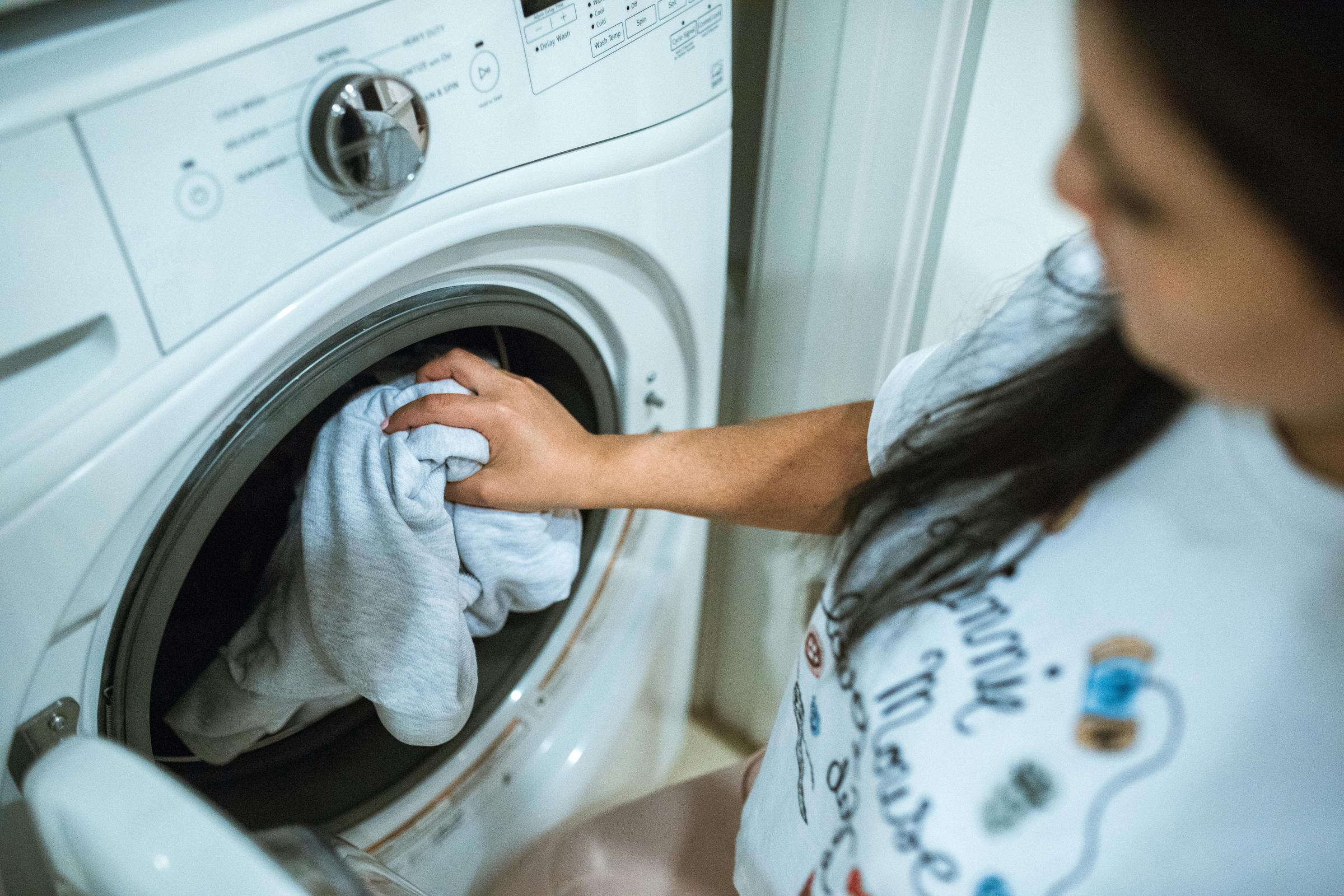 A woman doing laundry | Source: Pexels