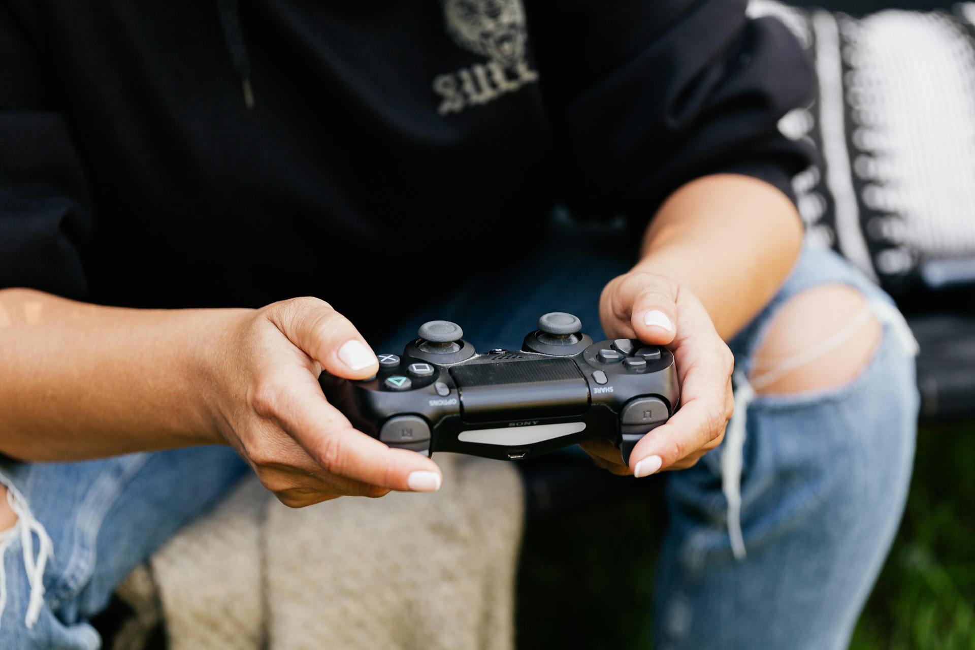 A man playing a video game | Source: Pexels