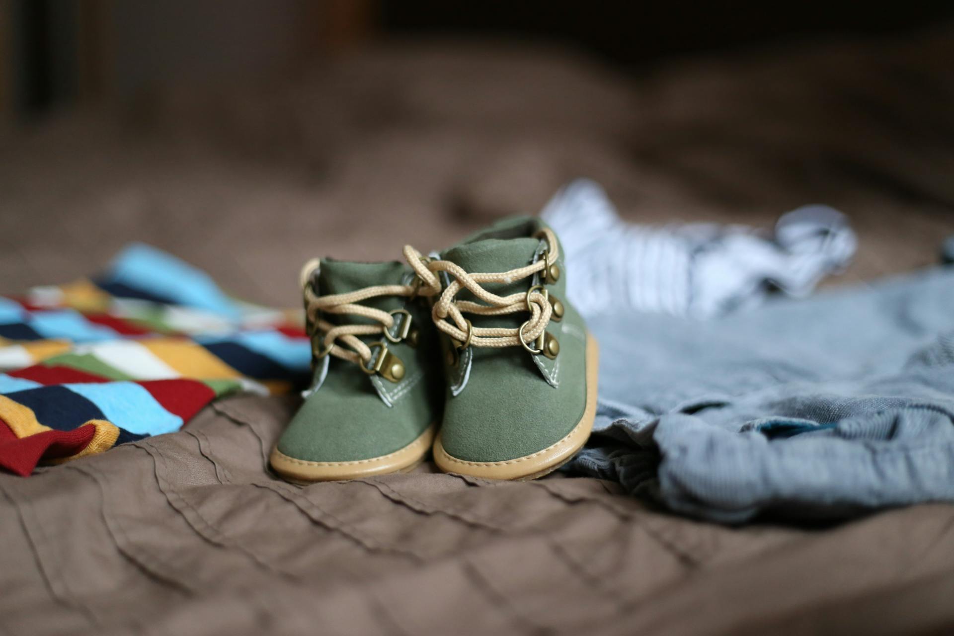 A baby's shoes and clothes | Source: Pexels