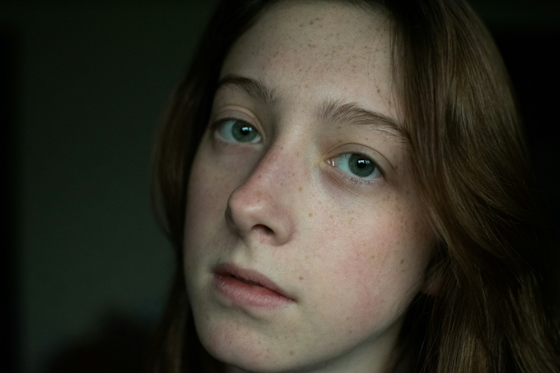 Uma adolescente com aparência tensa | Fonte: Unsplash