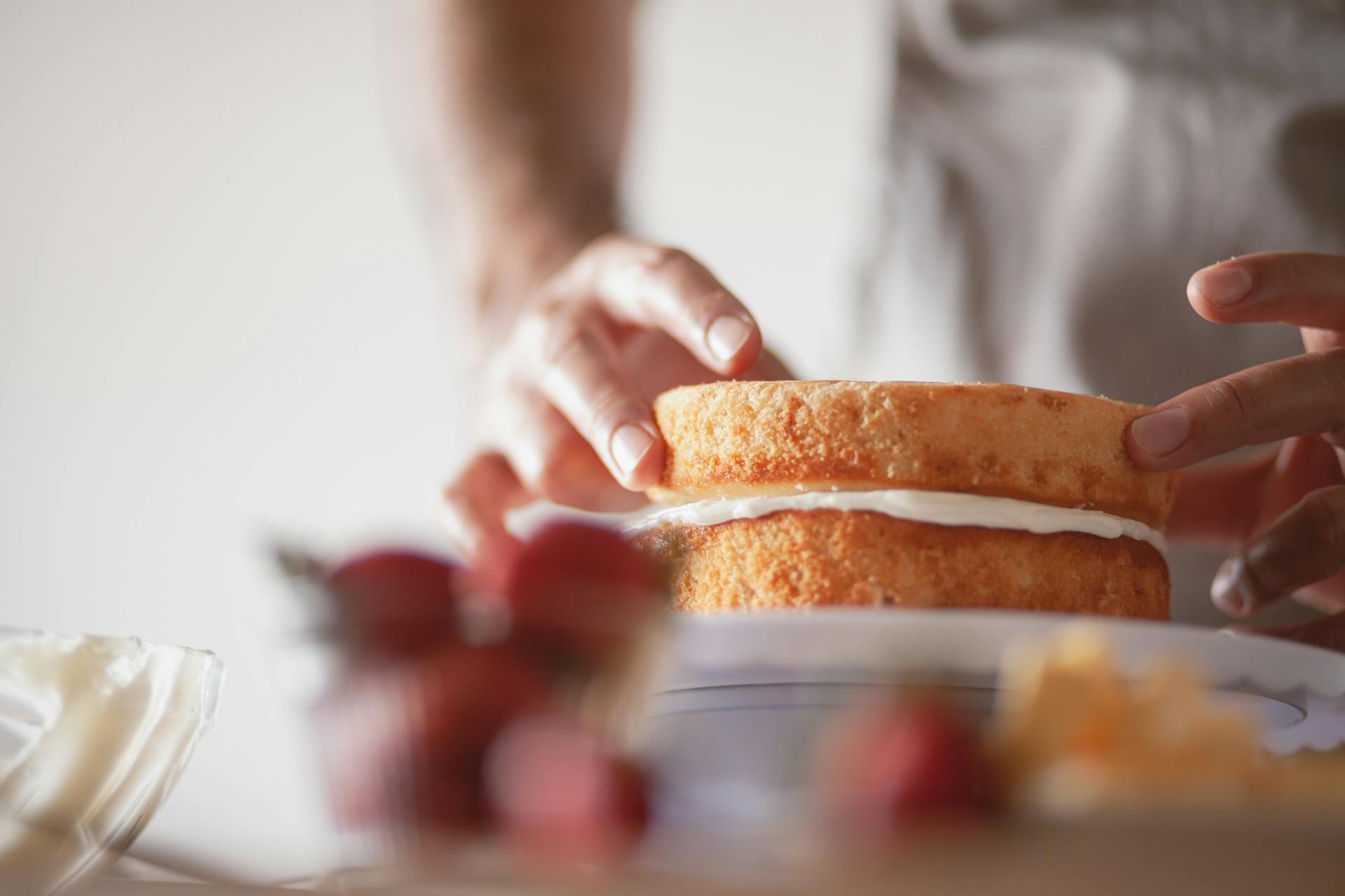 A person holding a sponge cake | Source: Pexels