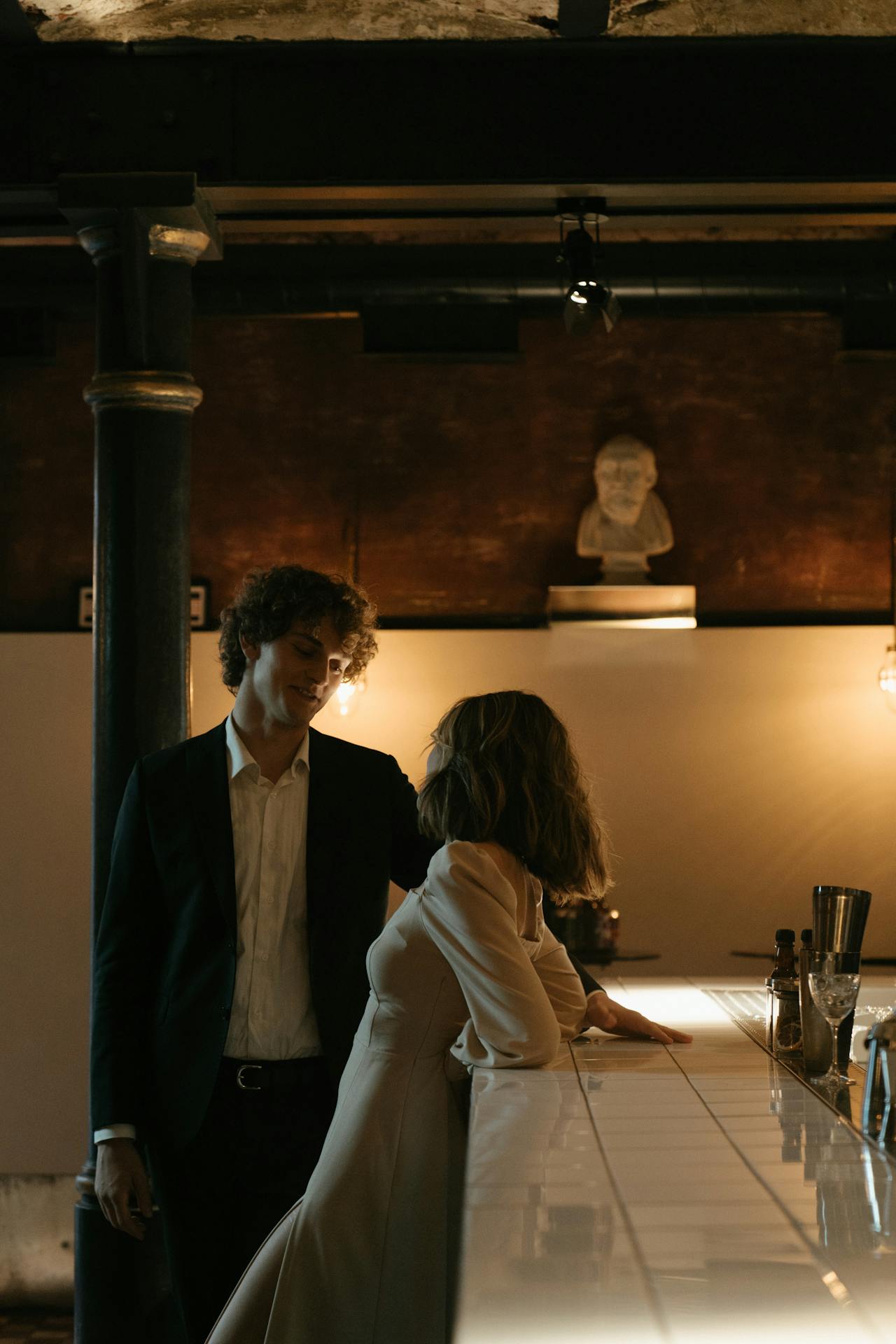 A charming man staring at a woman | Source: Pexels