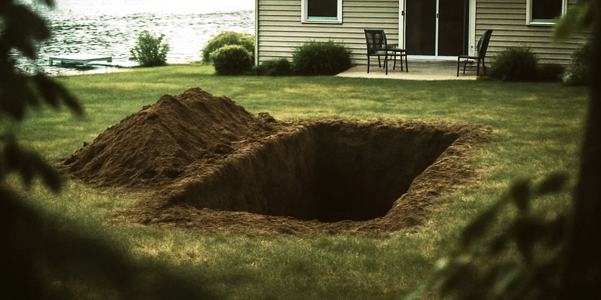 A freshly dug, grave-sized pit behind a lake house | Source: Barabola