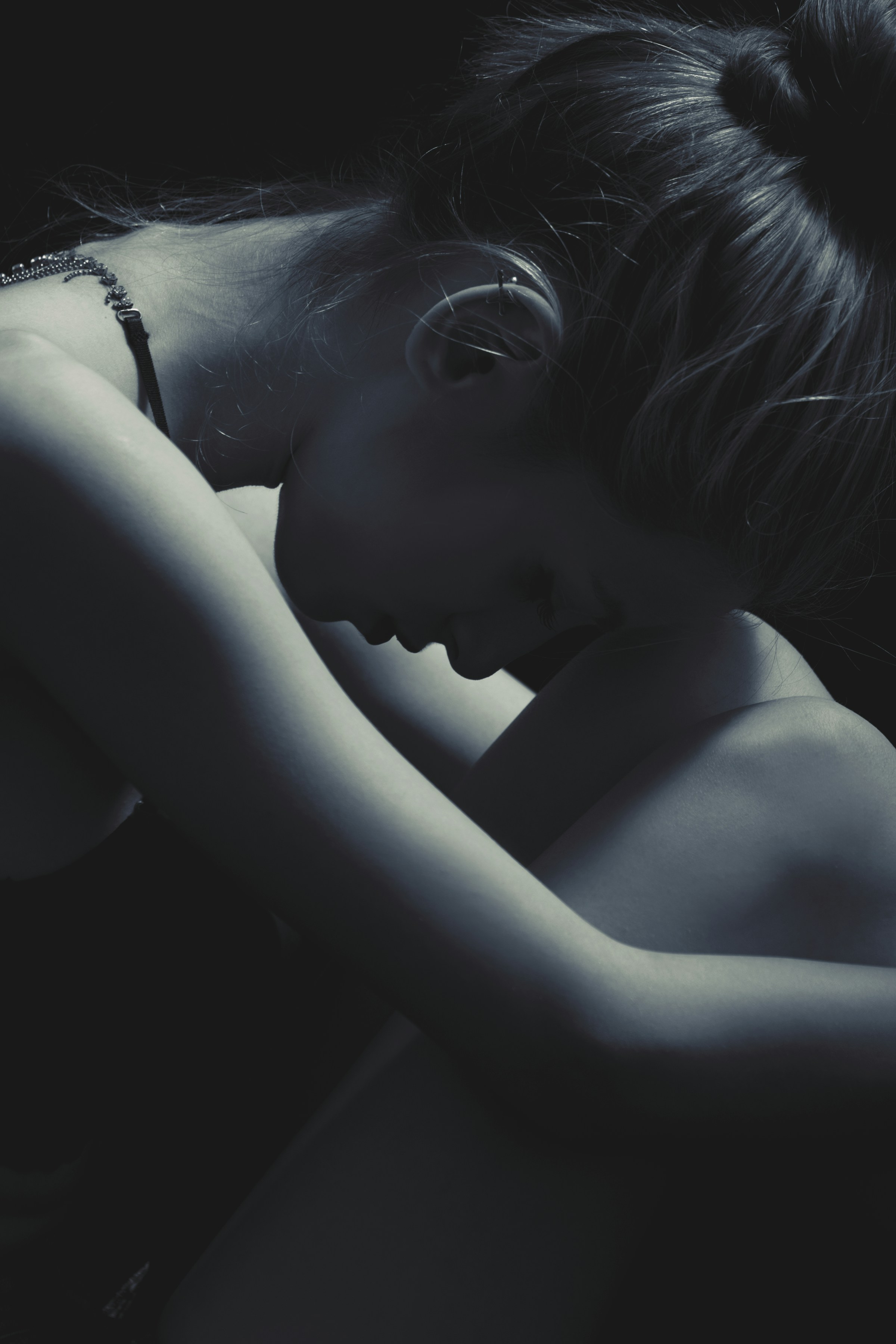 A grayscale photo of a distraught woman | Source: Unsplash