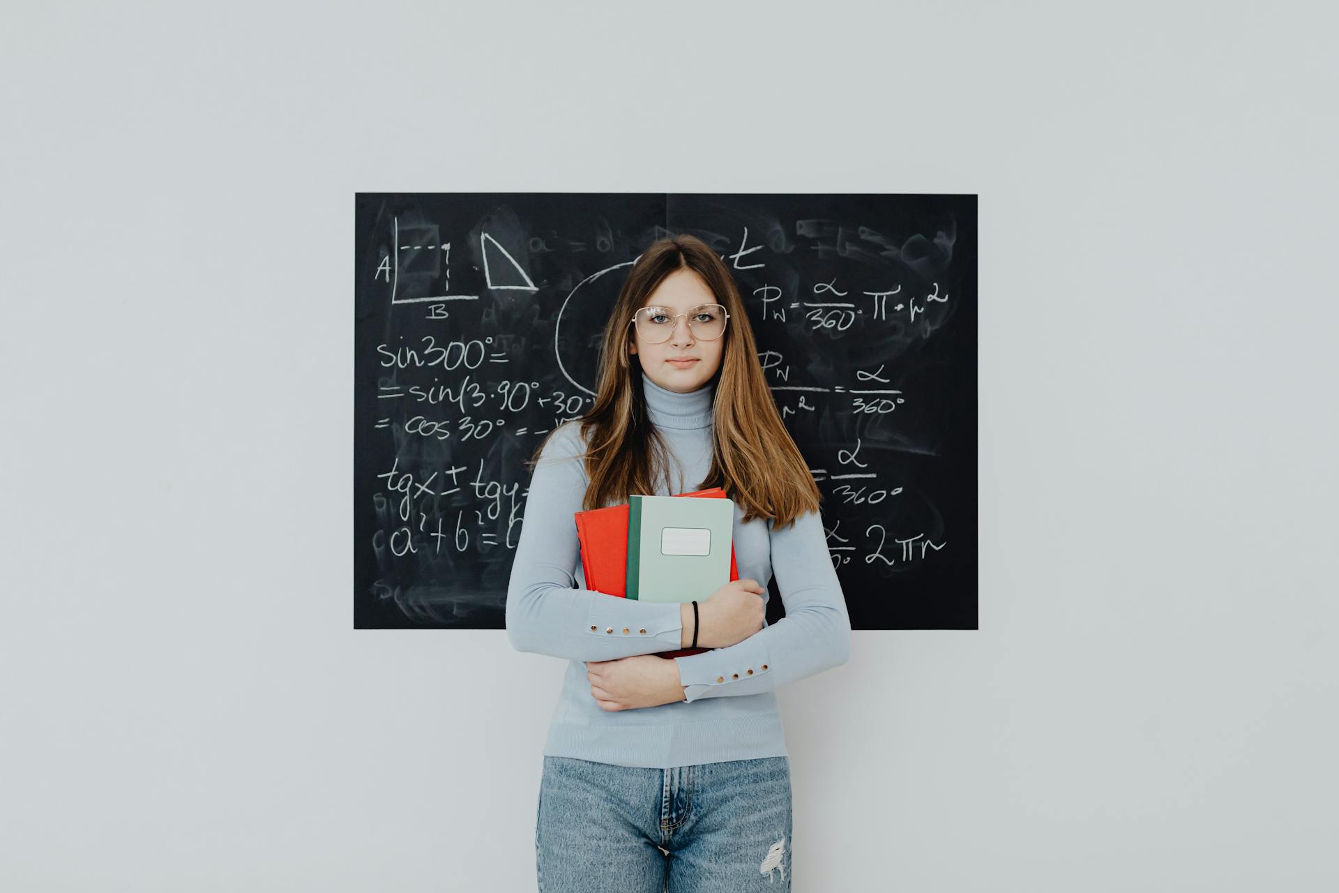 A teen girl in a classroom | Source: Pexels