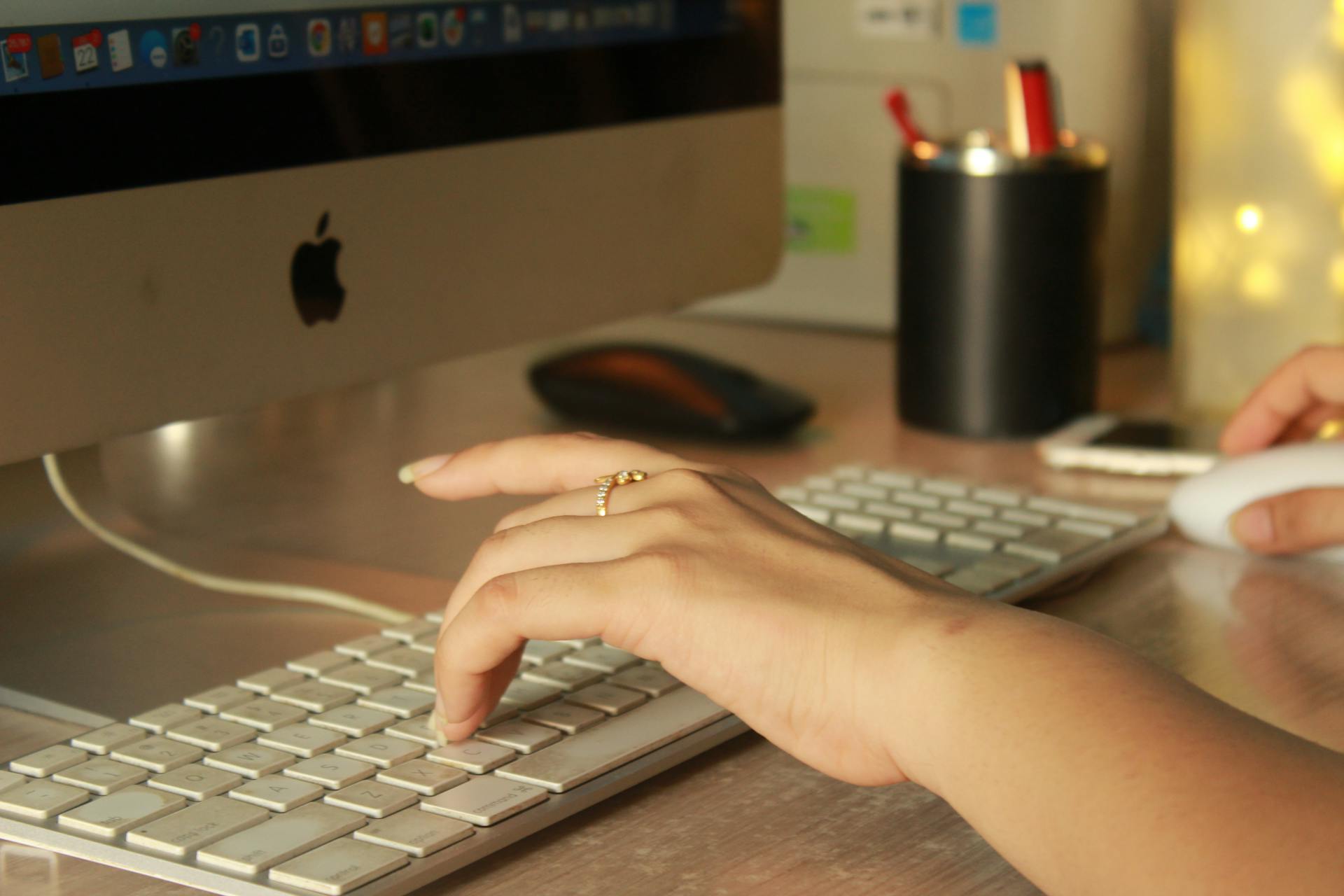 A woman working on her computer | Source: Pexels