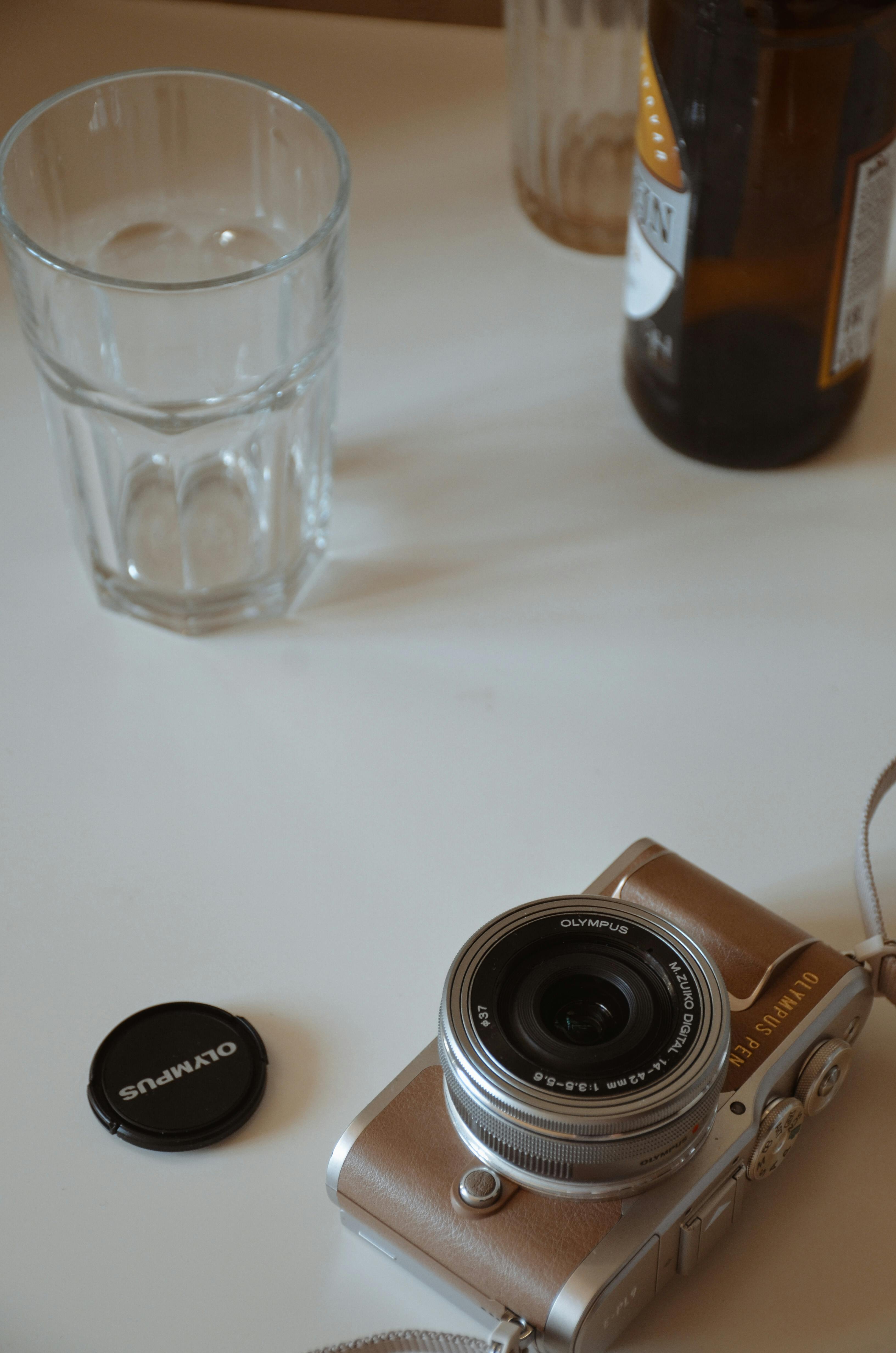 A camera on a table | Source: Pexels
