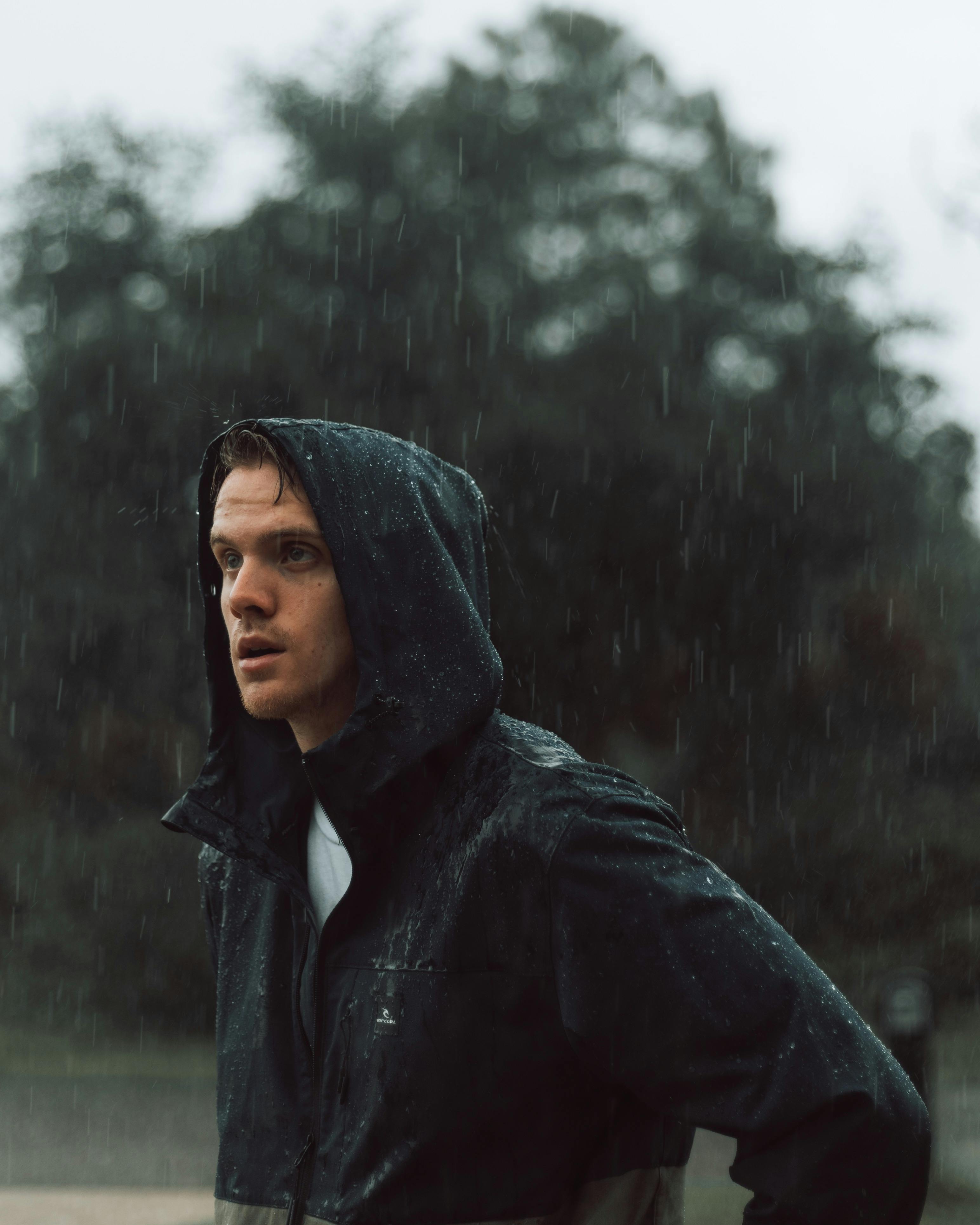 A man standing in the rain | Source: Pexels