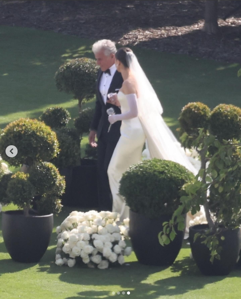 Peter and Hailee Steinfeld make their way down the aisle on her wedding day | Source: Instagram/justjared