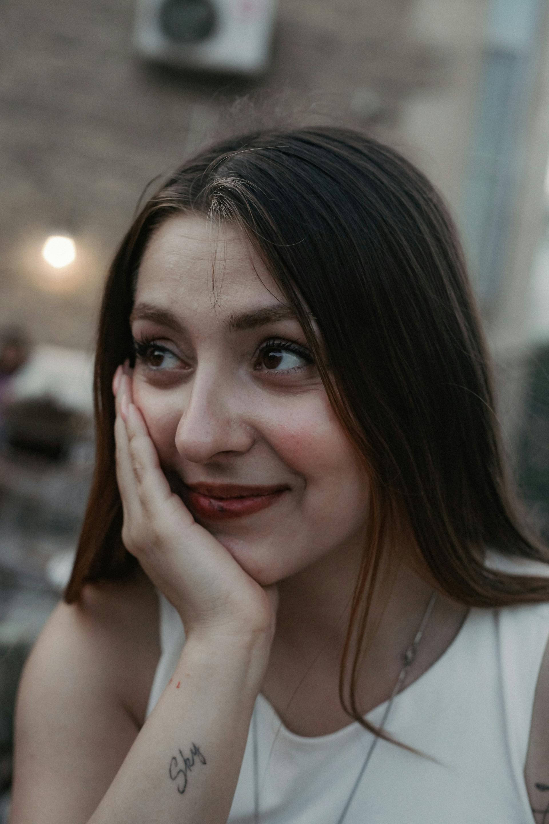 A woman looking at someone with a confused smile | Source: Pexels
