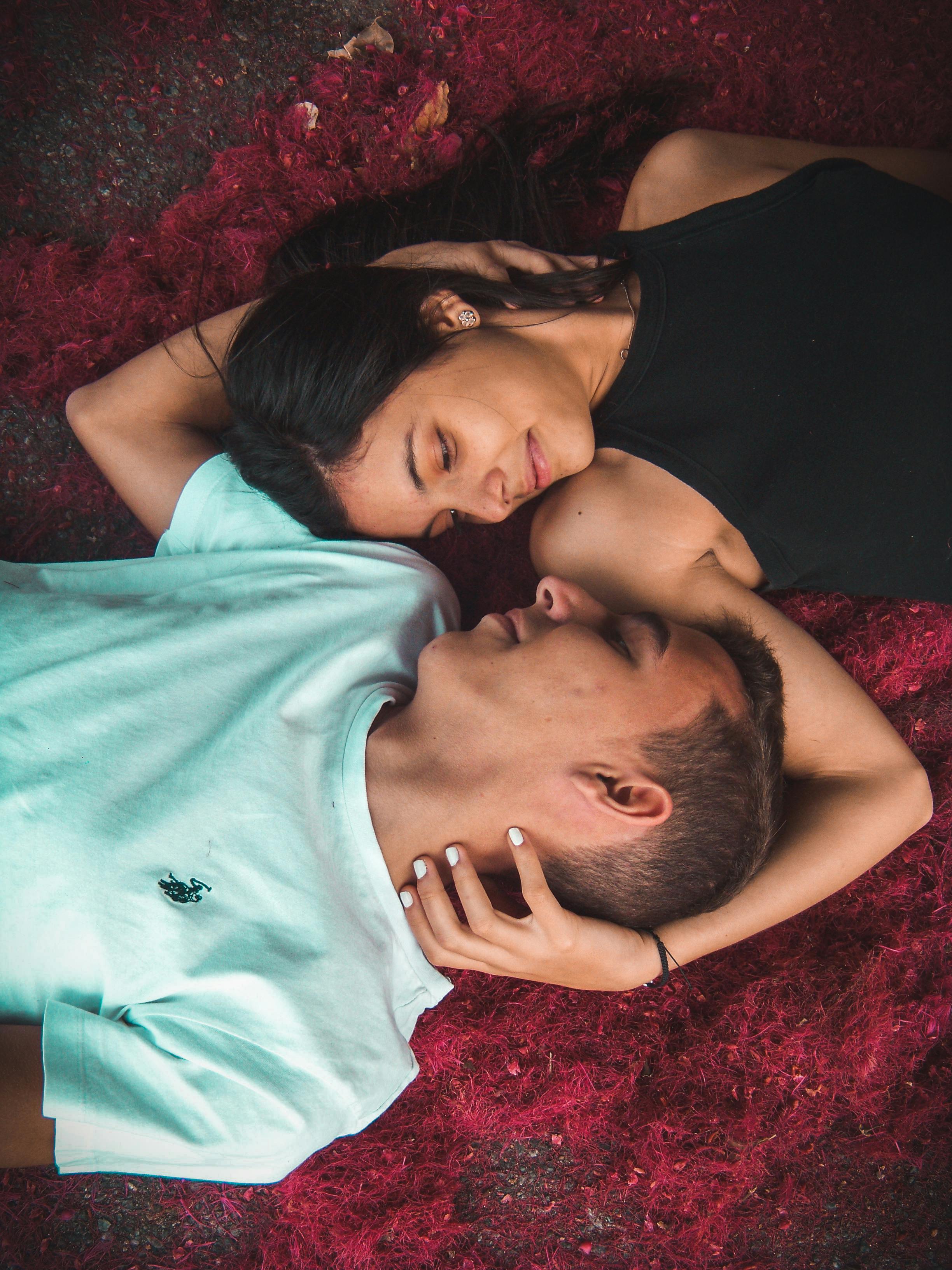 A couple lying together | Source: Pexels