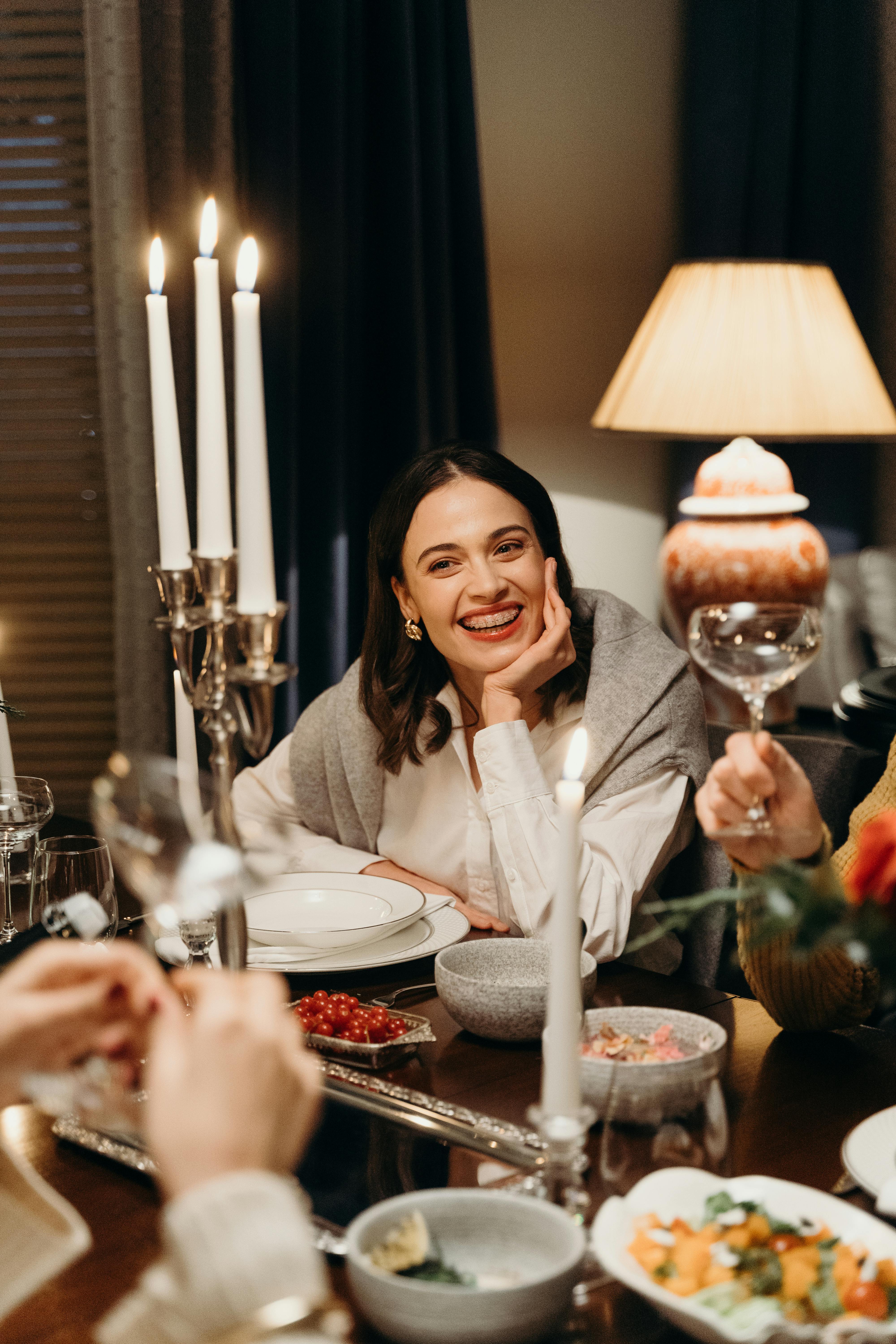 Une femme assise à une table à manger | Source : Pexels