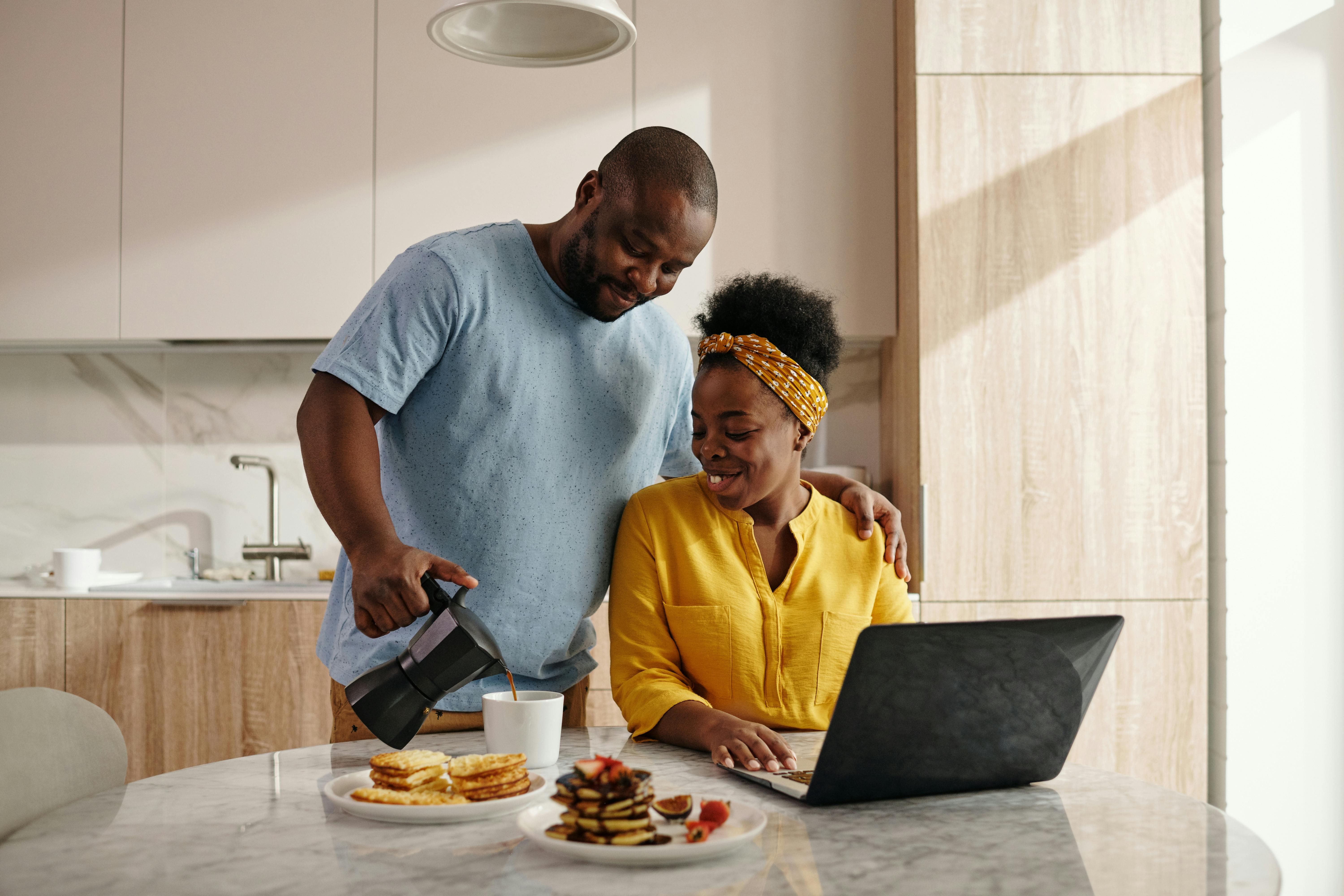 A man pouring a woman a cup of coffee | Source: Pexels