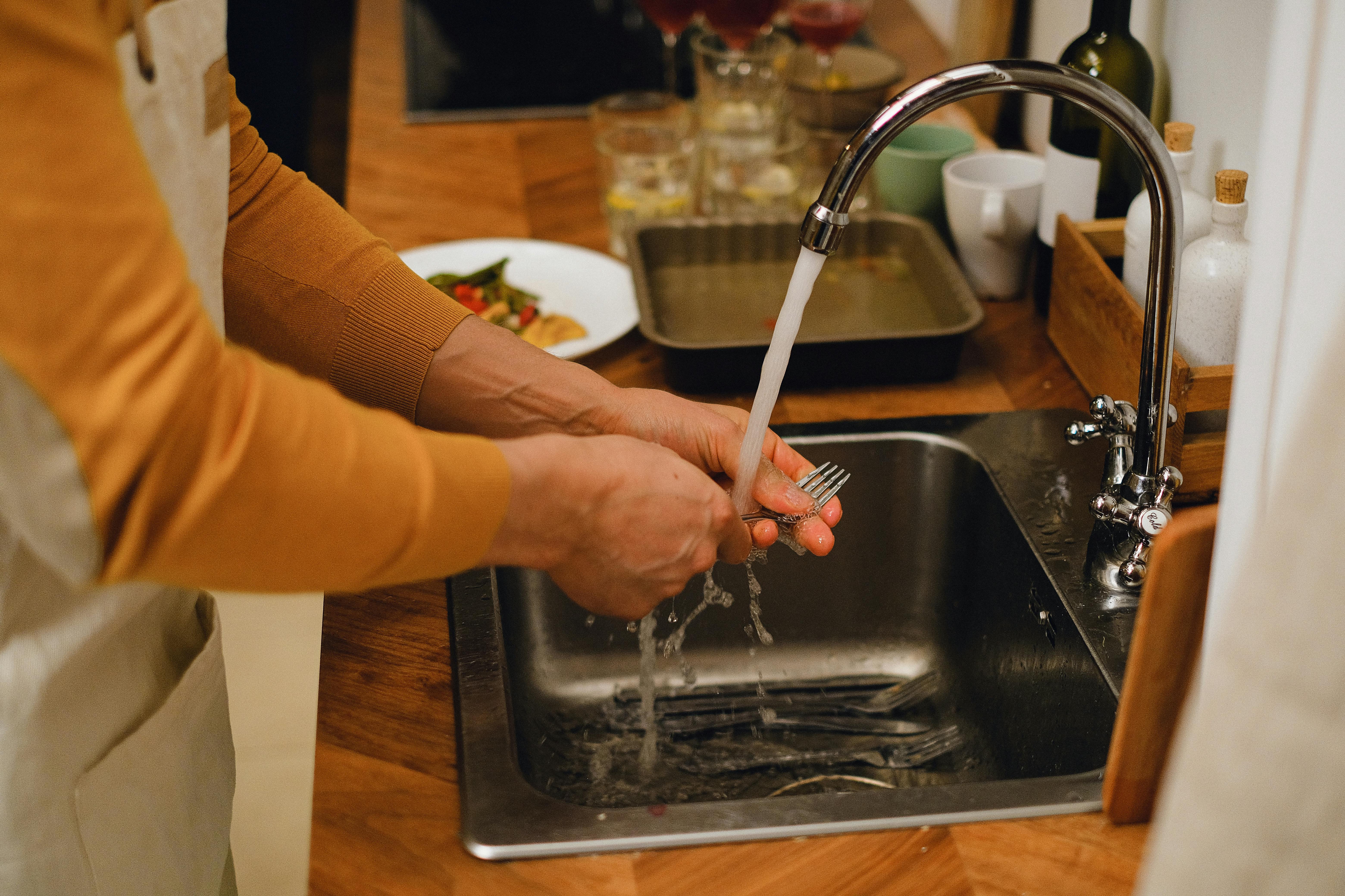 A man washing dishes | Source: Pexels