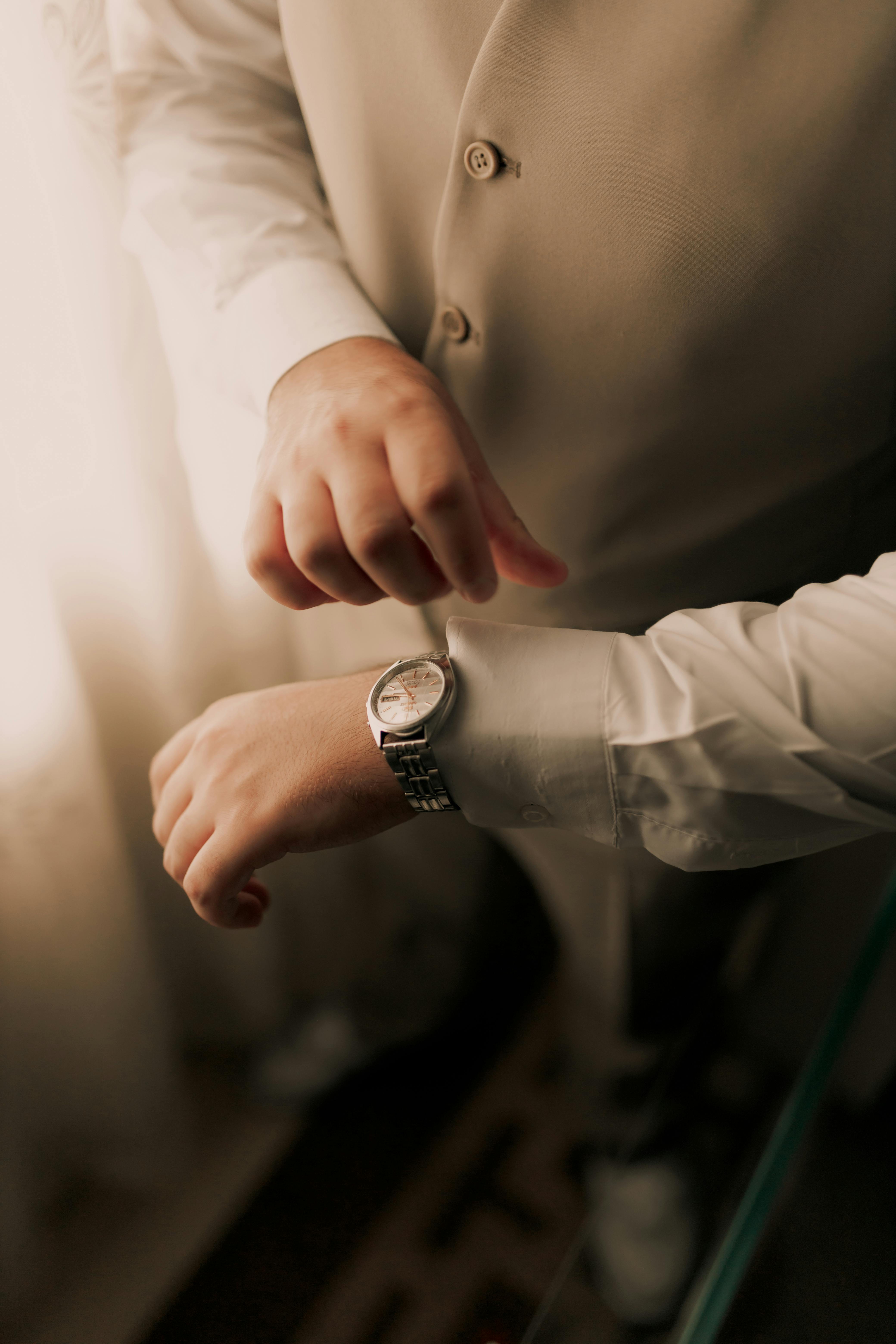A man getting dressed | Source: Pexels