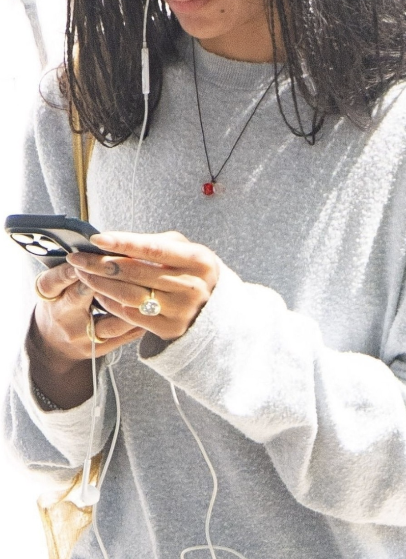 Zoë Kravitz's engagement ring posted on April 28, 2026 | Instagram/womansdayaus