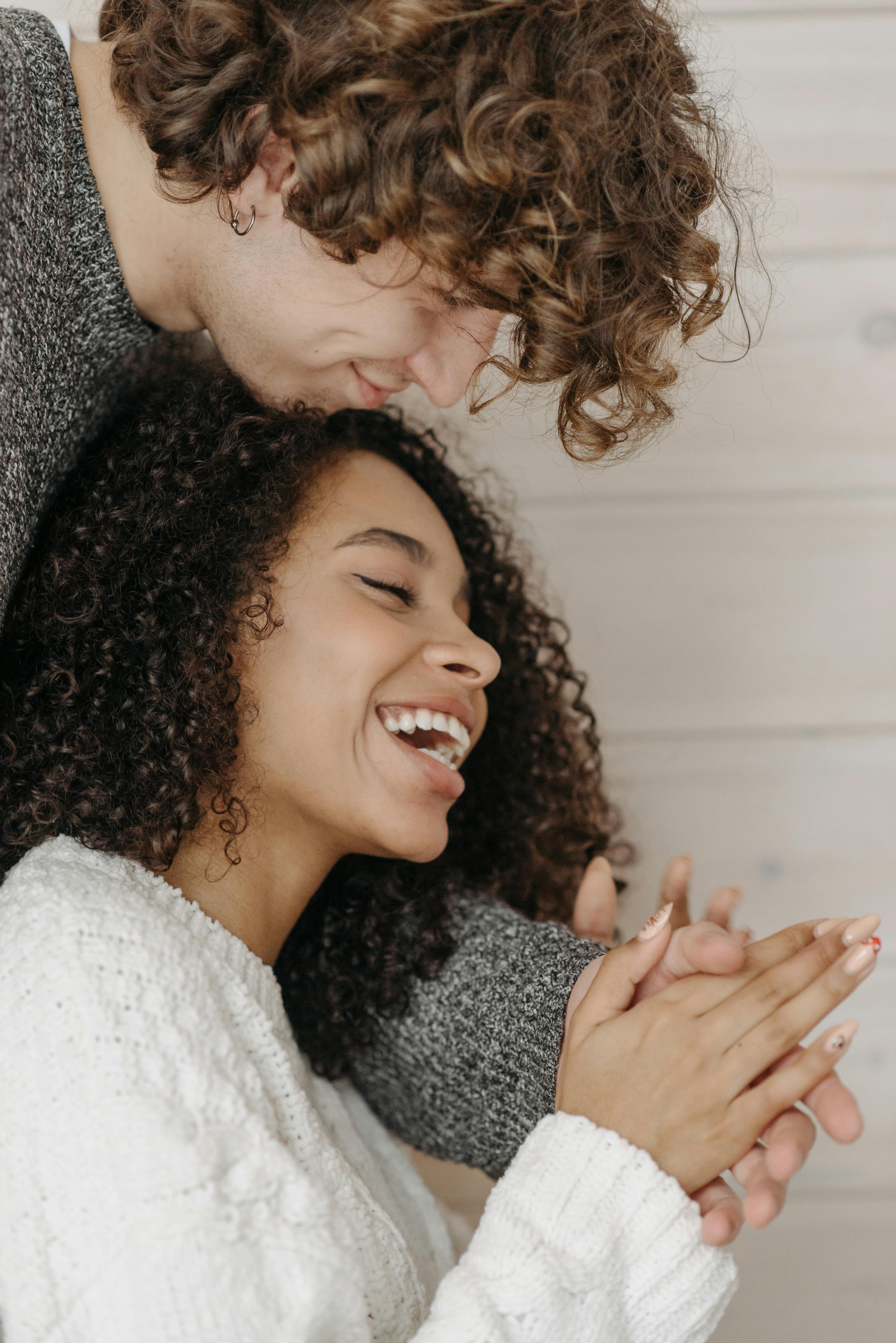 A smiling couple | Source: Pexels