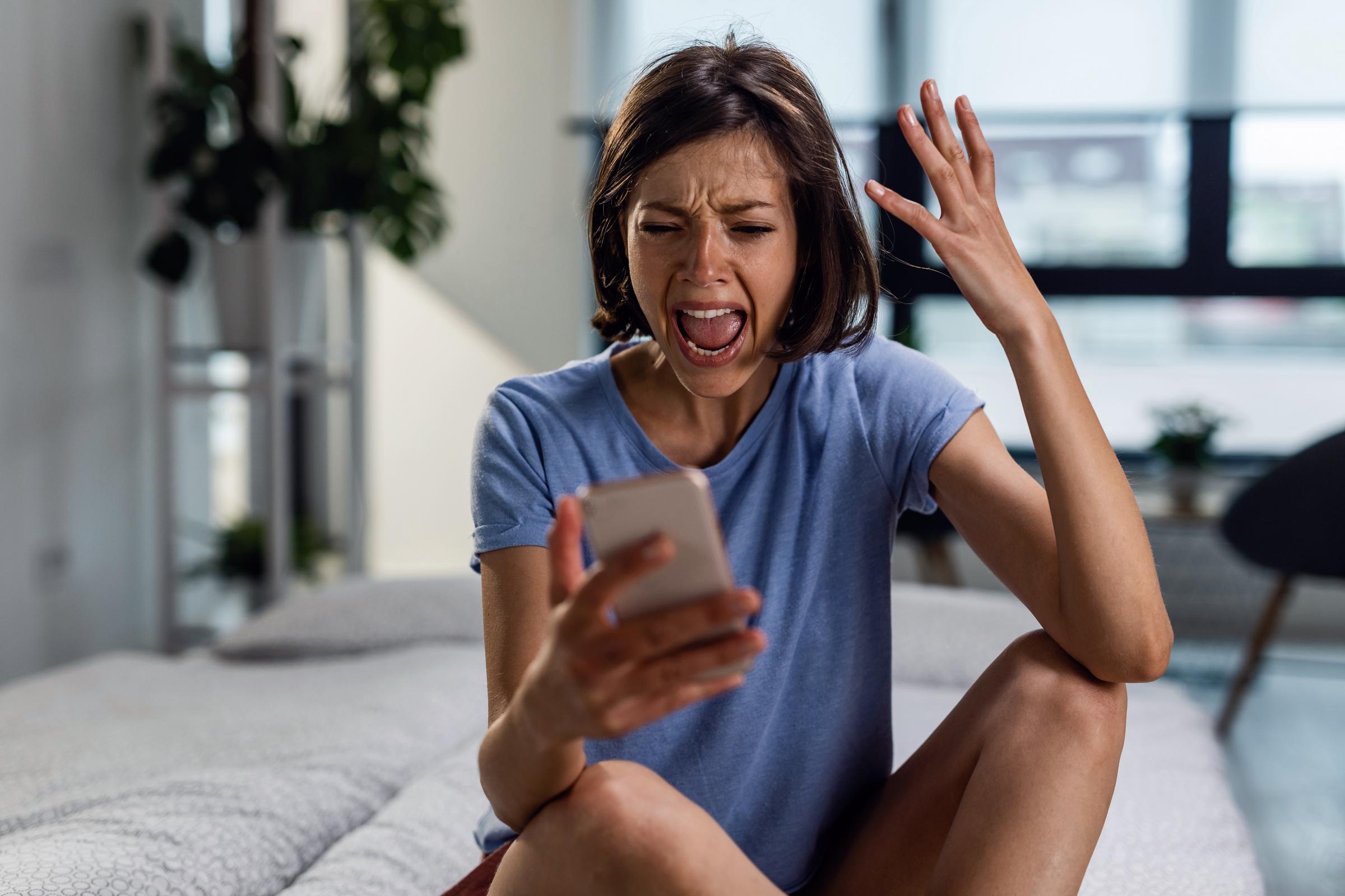 An angry woman using her phone | Source: Freepik