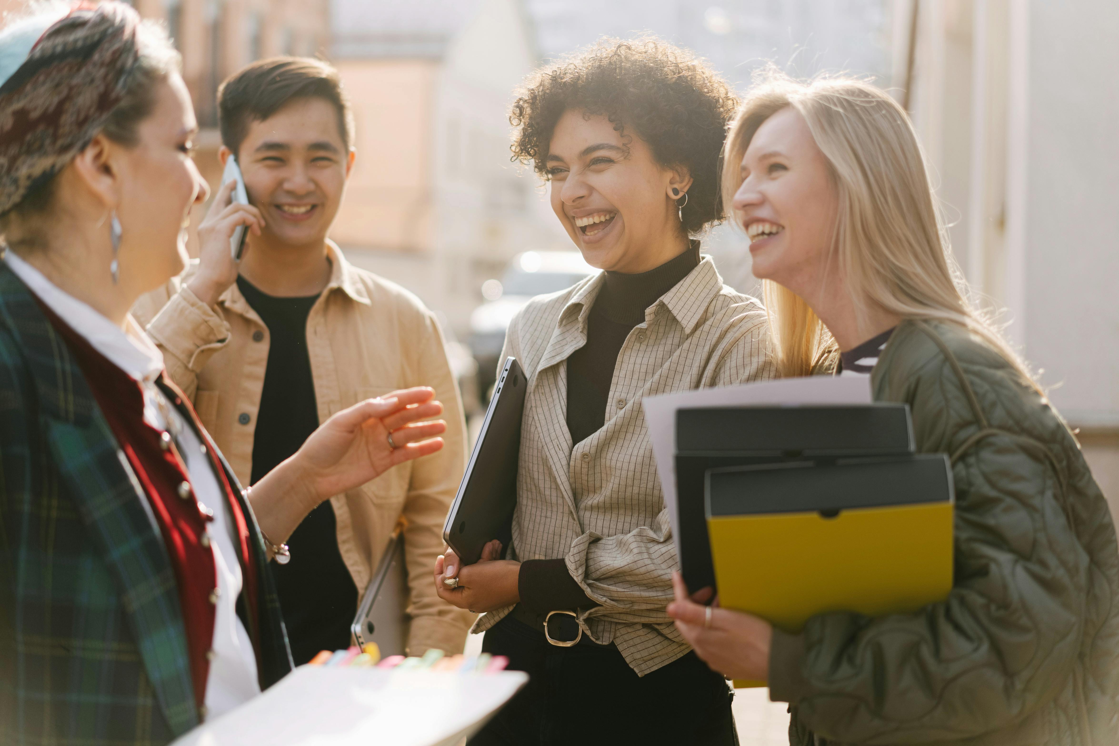 A group of people smiling | Source: Pexels