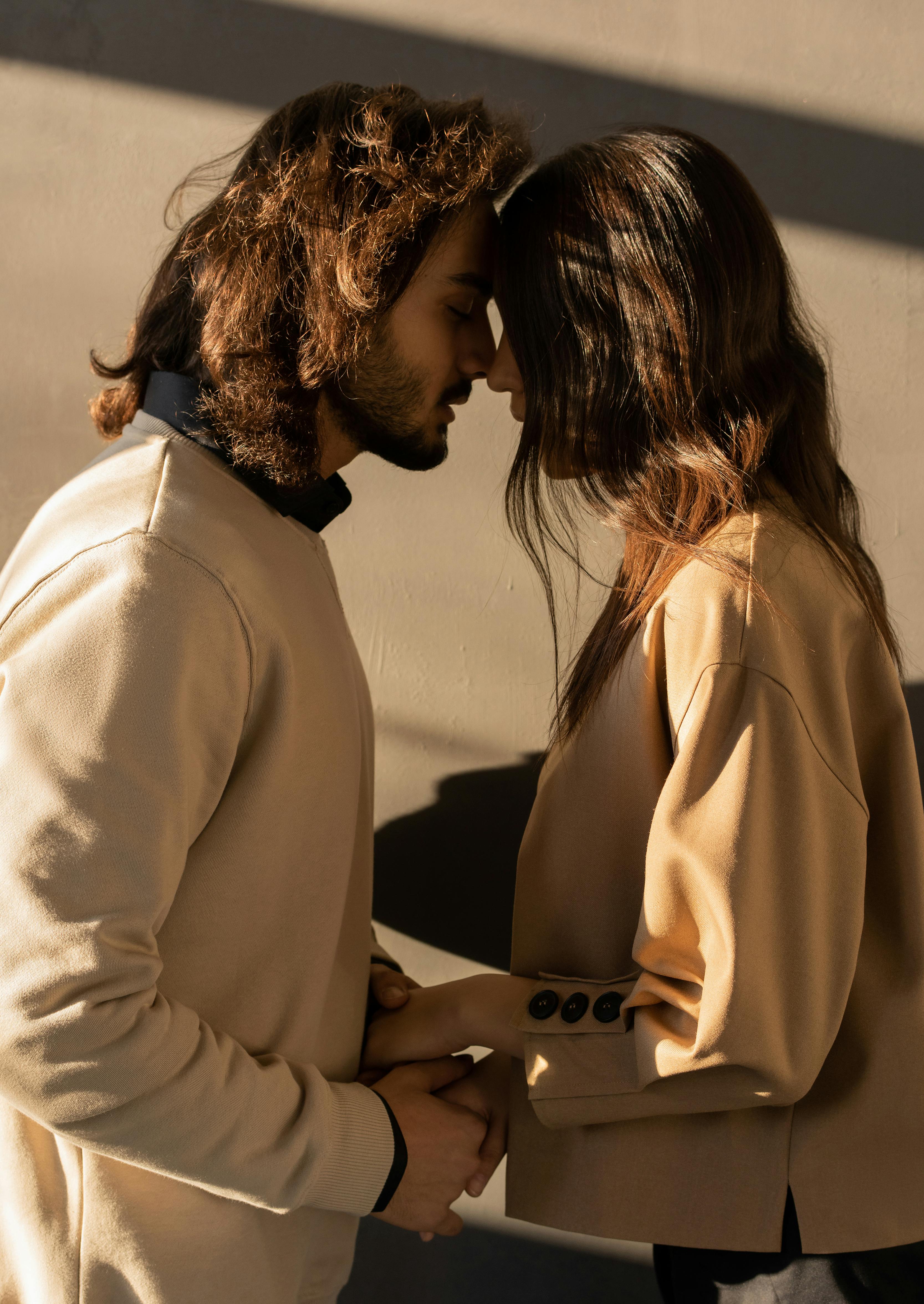 A couple in a loving embrace | Source: Pexels