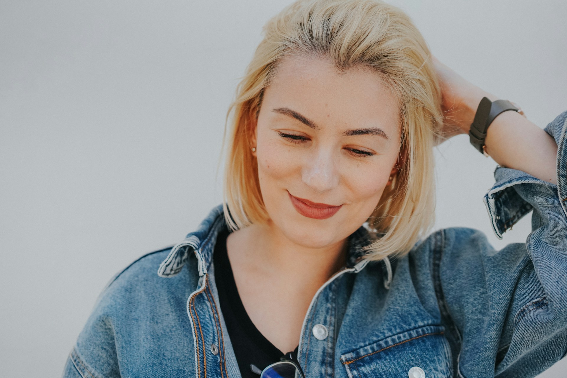 A thoughtful woman | Source: Unsplash